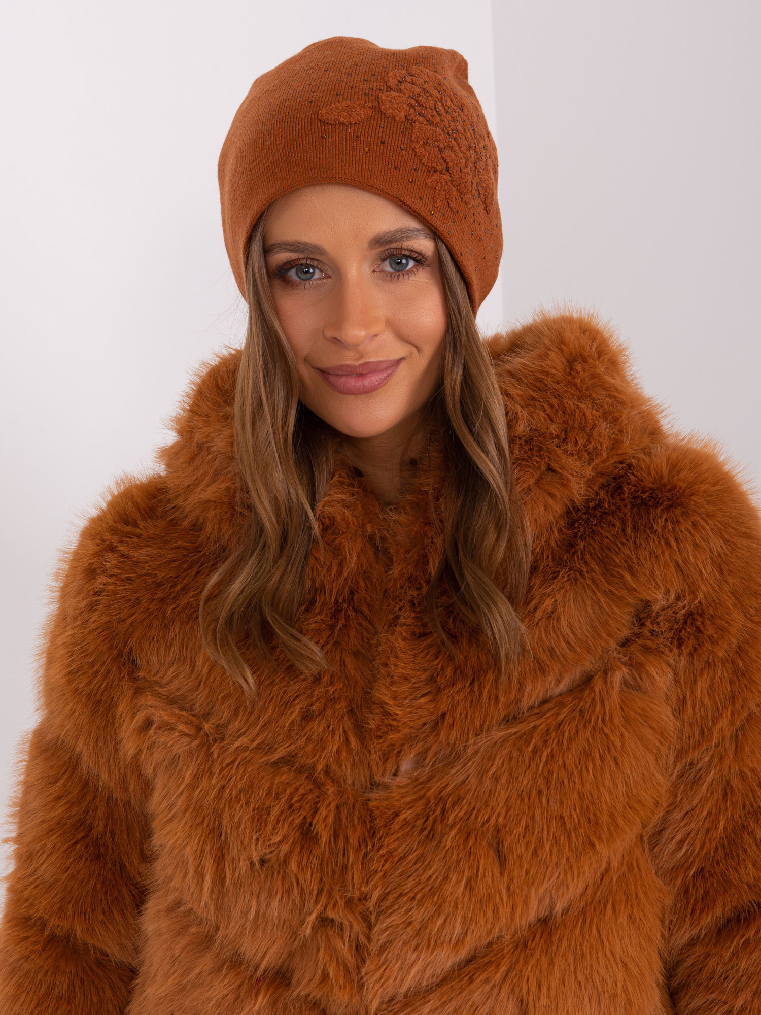 Hnedá zimná čiapka s kamienkami AT-CZ-23250.61P-brown Veľkosť: ONE SIZE