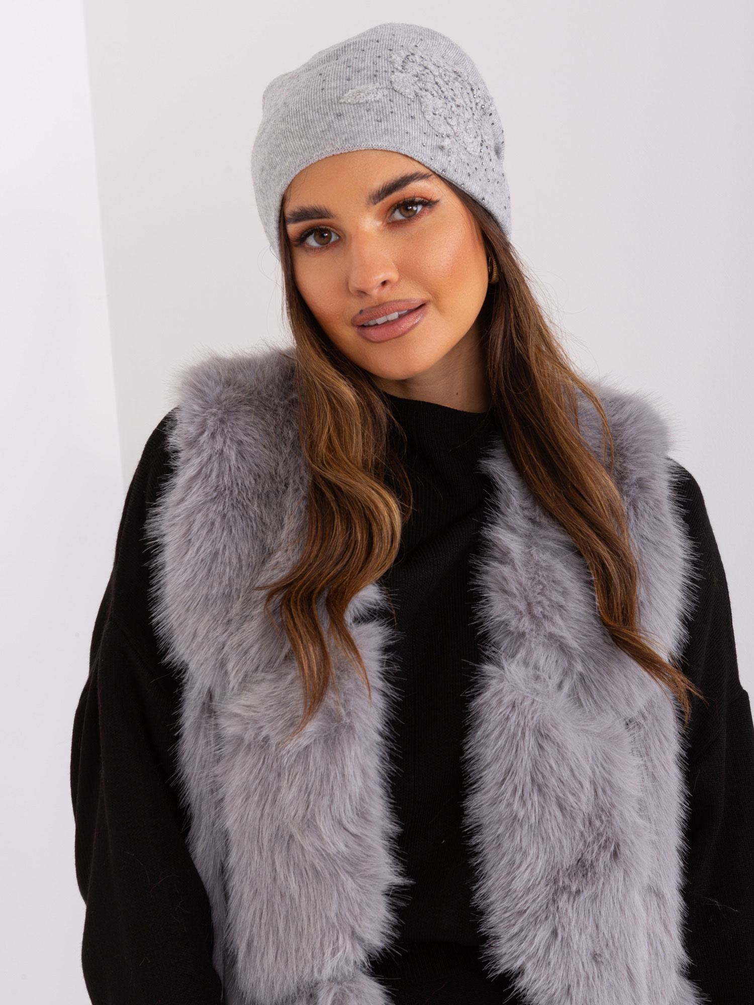 Sivá zimná čiapka s kamienkami AT-CZ-23250.61P-grey Veľkosť: ONE SIZE