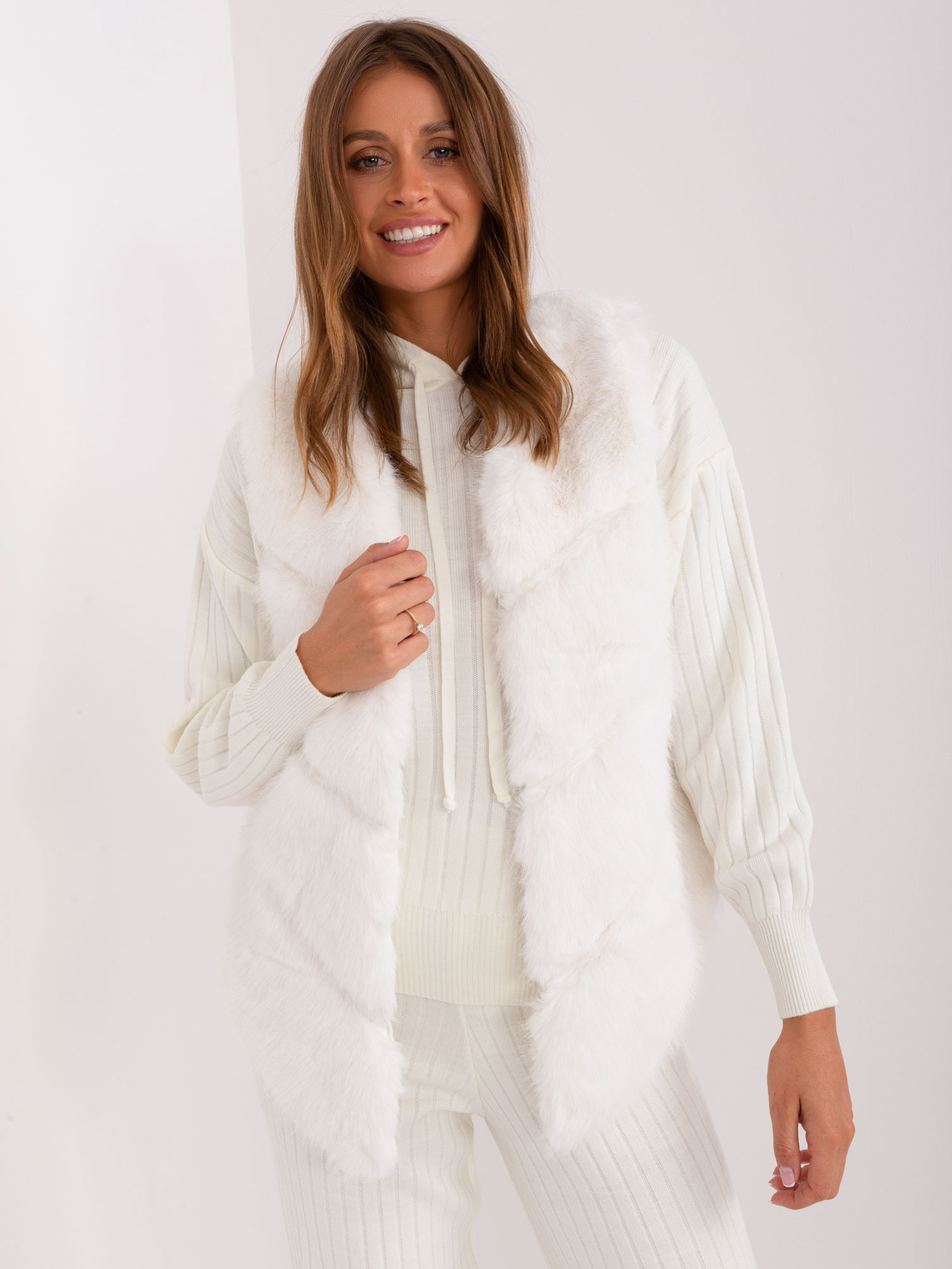 Biela asymetrická chlpatá kožúšková vesta AT-KZ-2349.00P-white Veľkosť: L/XL