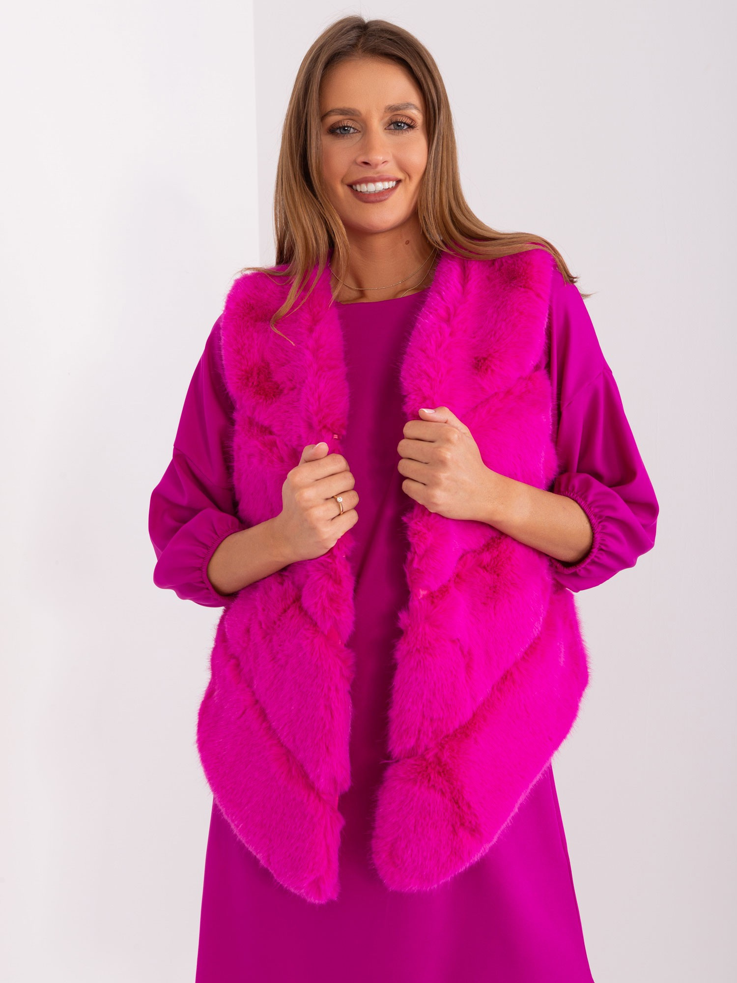 Fuchsiová asymetrická chlpatá kožúšková vesta AT-KZ-2349.00P-fuchsia Veľkosť: L/XL