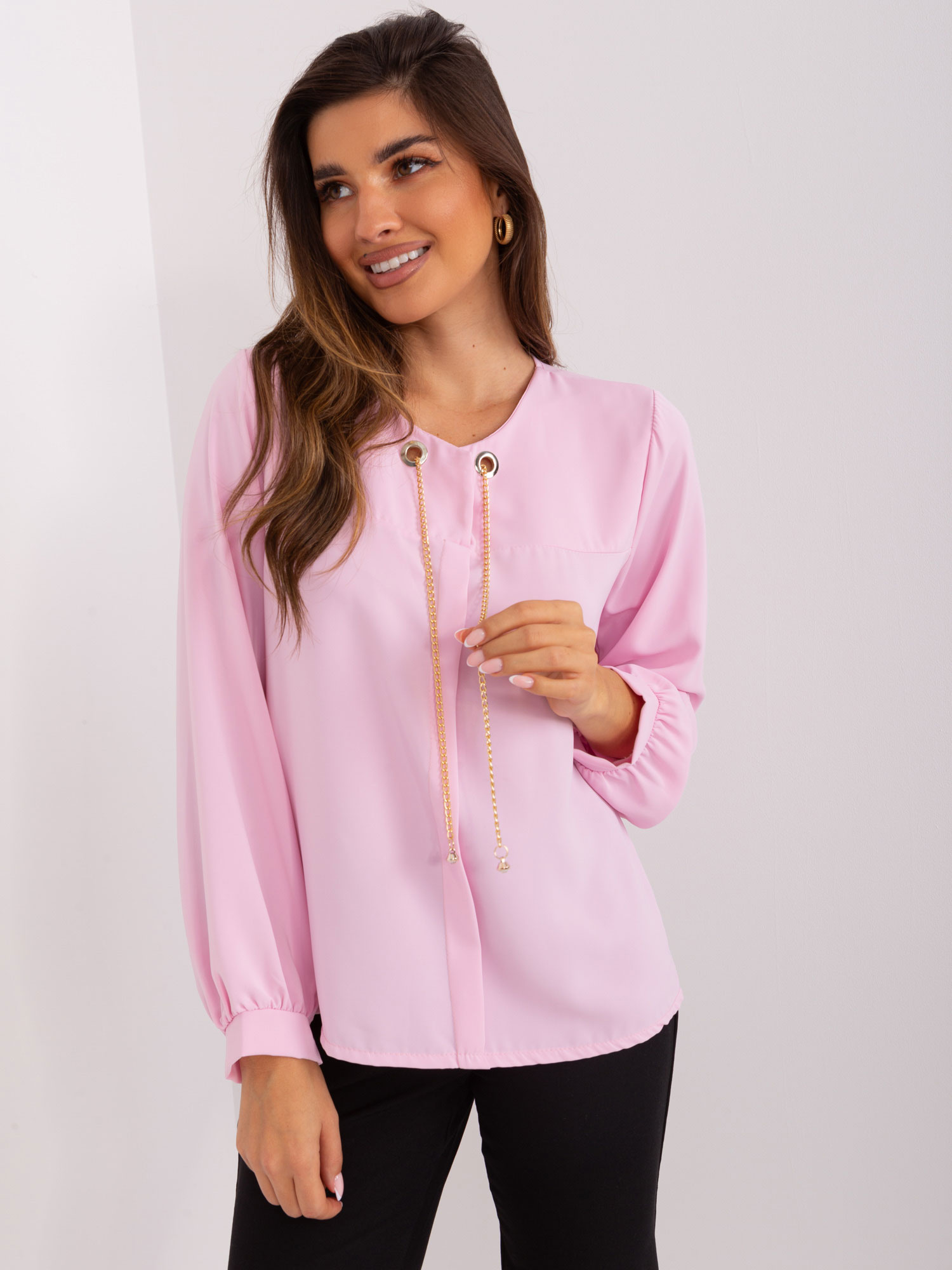 Elegantná svetloružová blúzka s retiazkou EM-BZ-13575.08-light pink Veľkosť: ONE SIZE