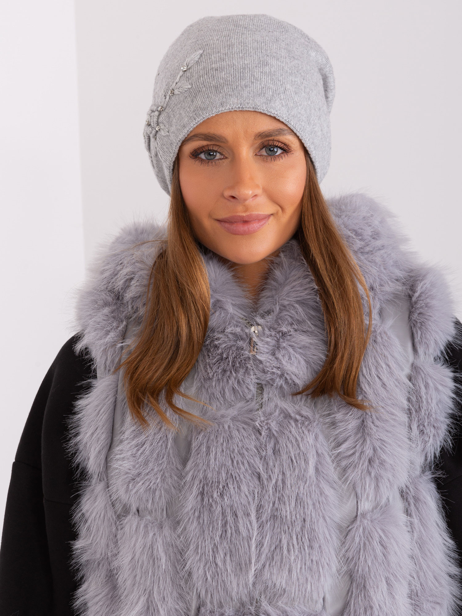 Sivá čiapka s aplikáciou AT-CZ-2329.76-grey Veľkosť: ONE SIZE