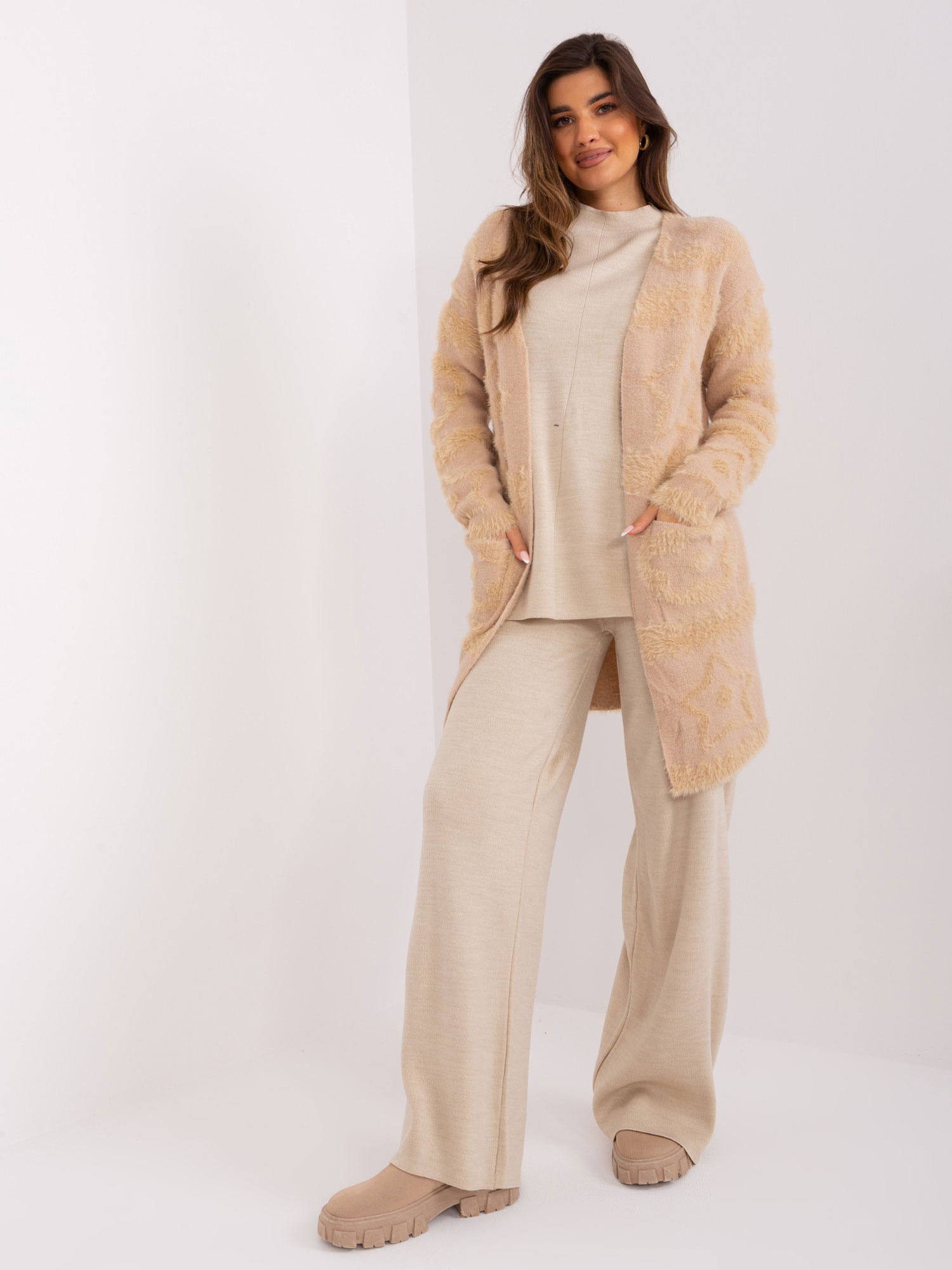 Béžový mäkký vzorovaný kardigán s vreckami AT-SW-234503.00P-beige Veľkosť: ONE SIZE