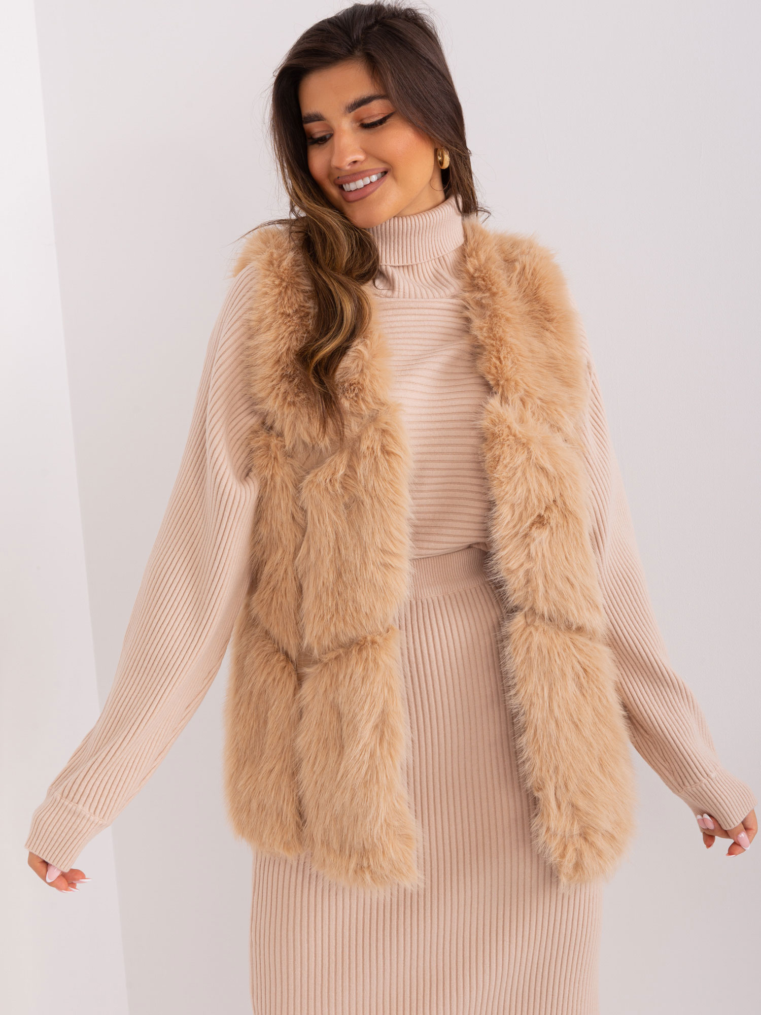 Camel kožušinová vesta s vreckami AT-KZ-2375.00P-camel Veľkosť: L/XL