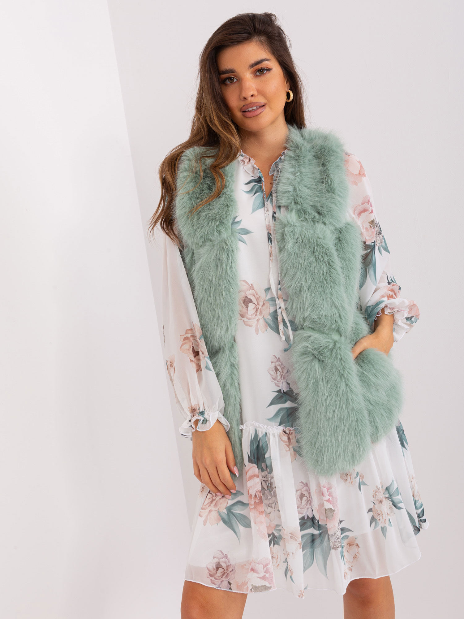 Pistáciová kožušinová vesta s vreckami -AT-KZ-2375.00P-pistachio Veľkosť: L/XL