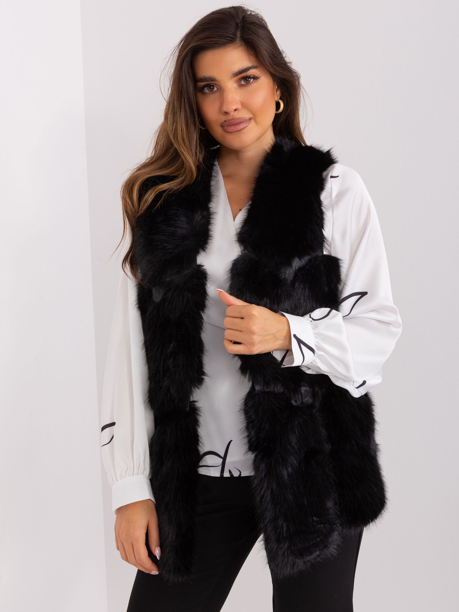 Čierna kožušinová vesta s vreckami AT-KZ-2375.00P-black Veľkosť: S/M