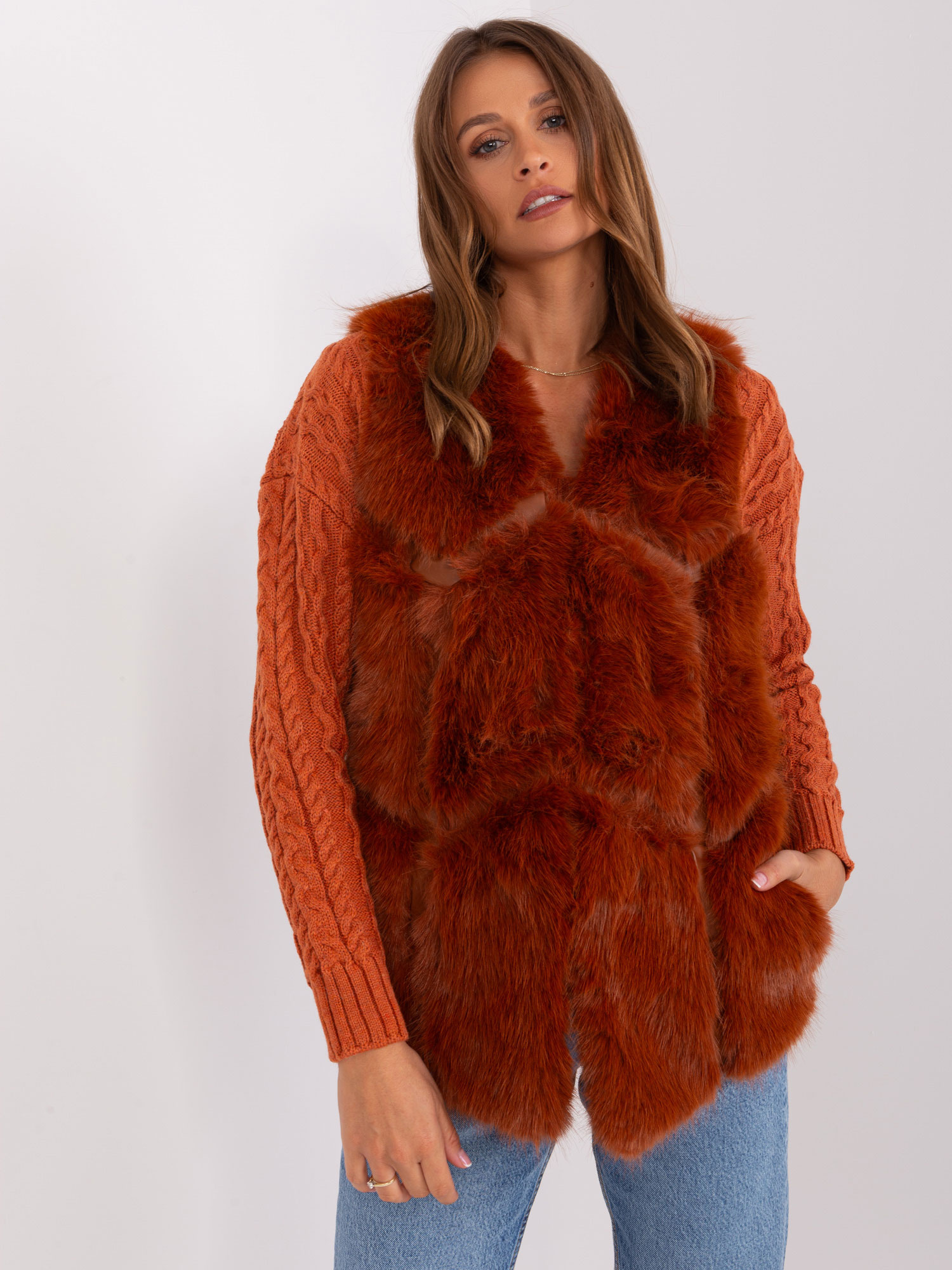 Terakotová kožušinová vesta s vreckami AT-KZ-2375.00P-dark orange Veľkosť: S/M