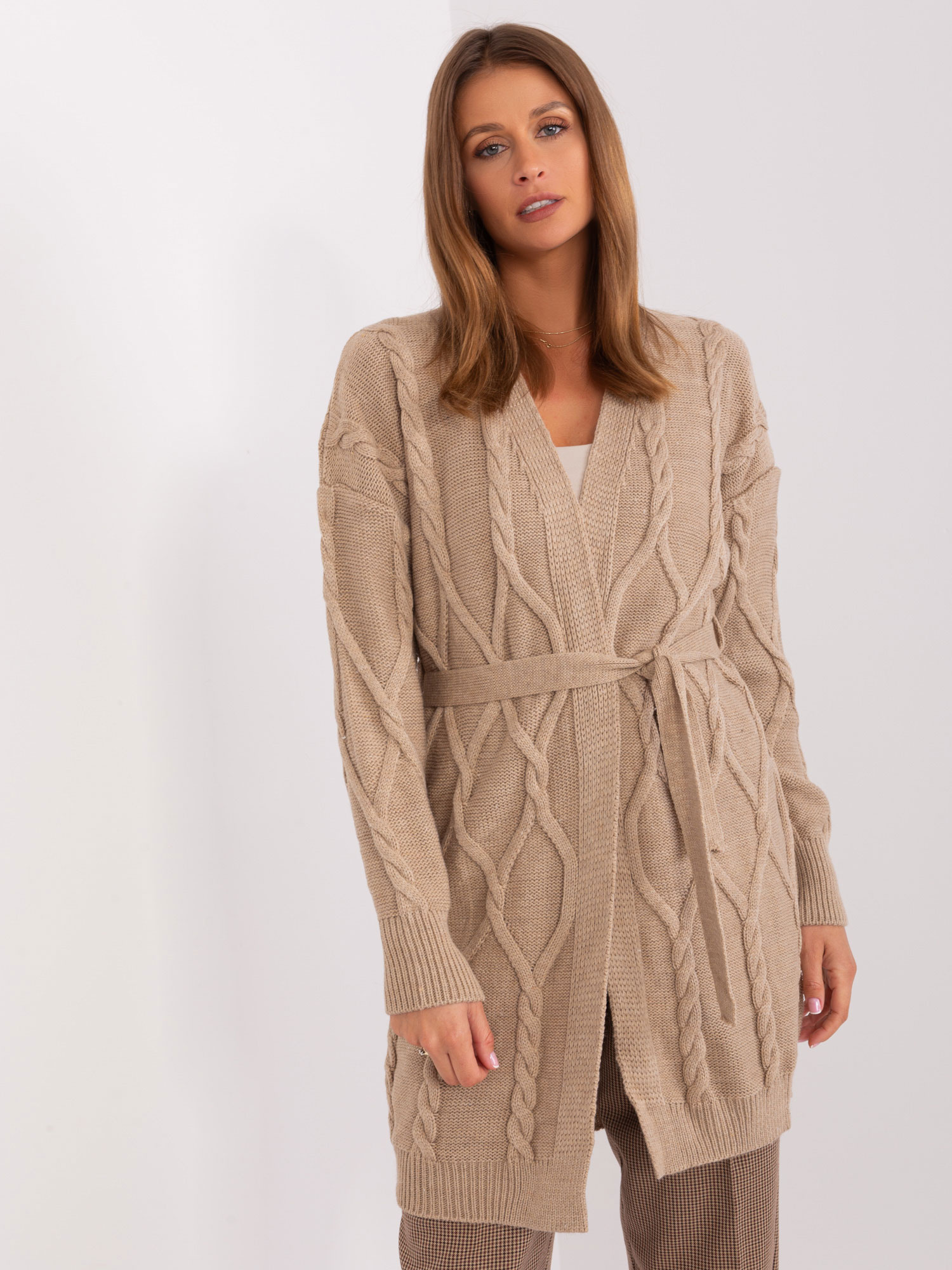 Tmavobéžový kardigán s pásikom BA-SW-8009-1.39P-dark beige Veľkosť: ONE SIZE