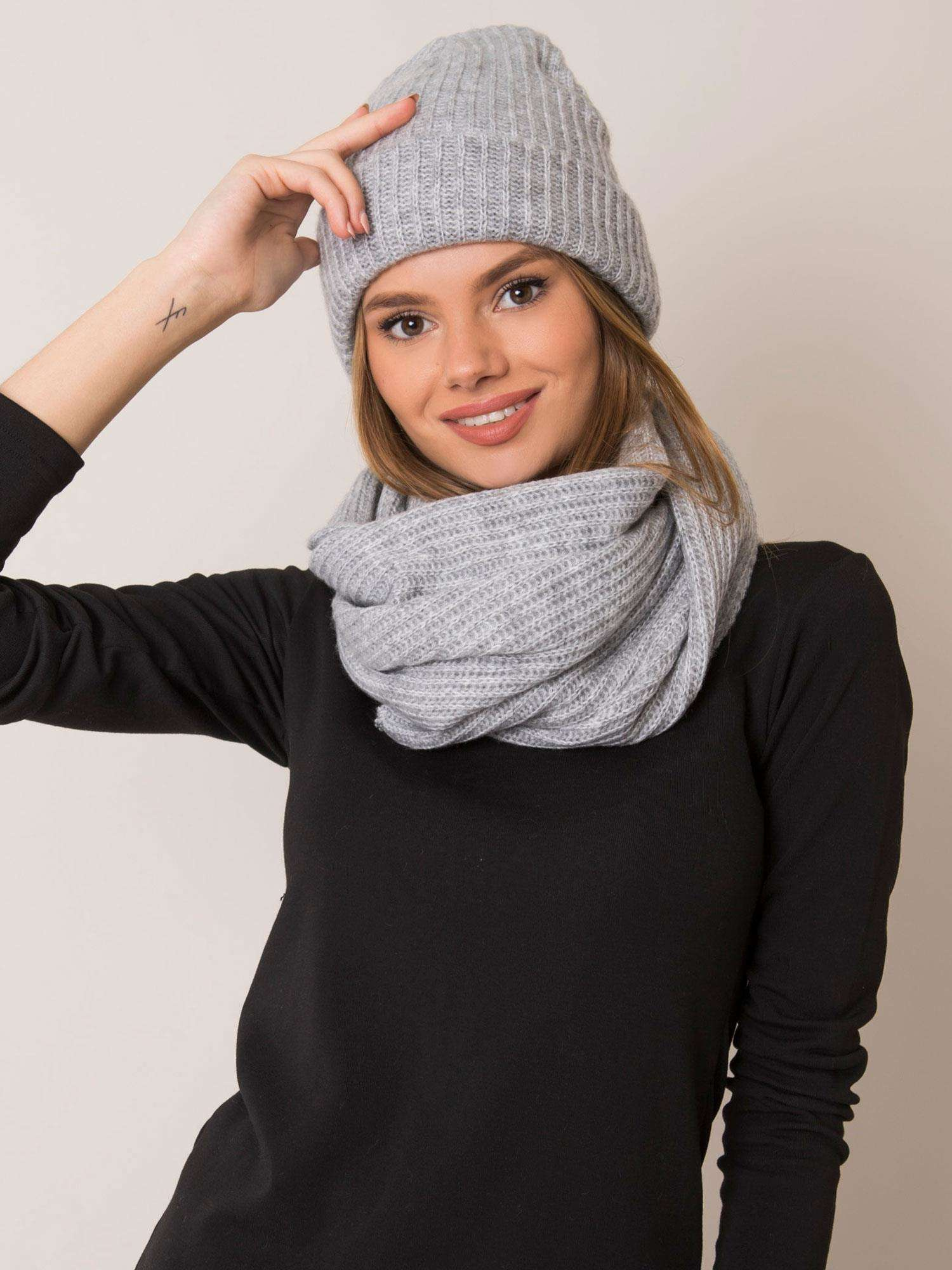 Šedý dámsky komplet šálu a čiapky JK-KMPL-20.13-grey Veľkosť: ONE SIZE