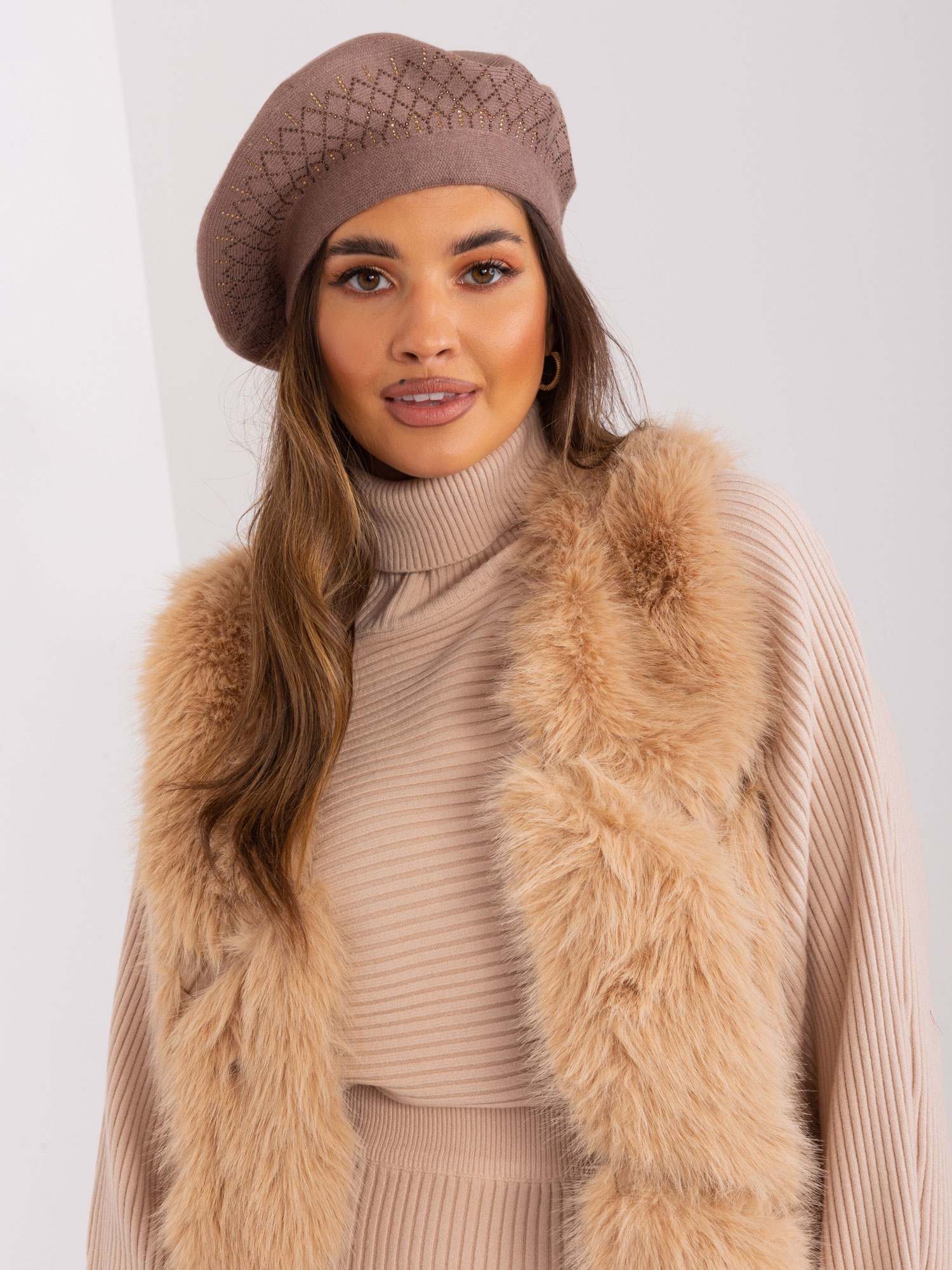Hnedá baretka s aplikáciou AT-CZ-231605.21P-brown Veľkosť: ONE SIZE