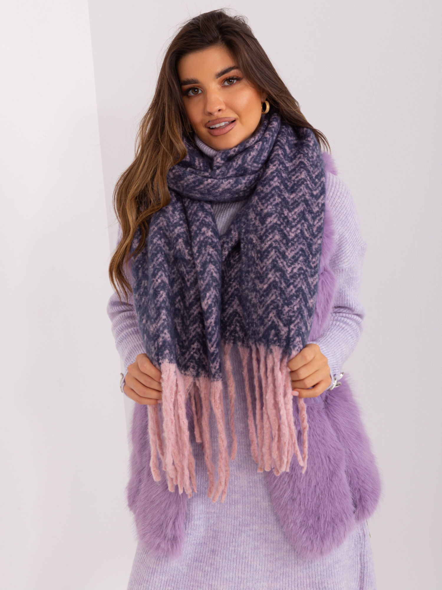 Tmavomodro-ružový vzorovaný šál so strapcami AT-SZ-23125.75-dark blue Veľkosť: ONE SIZE