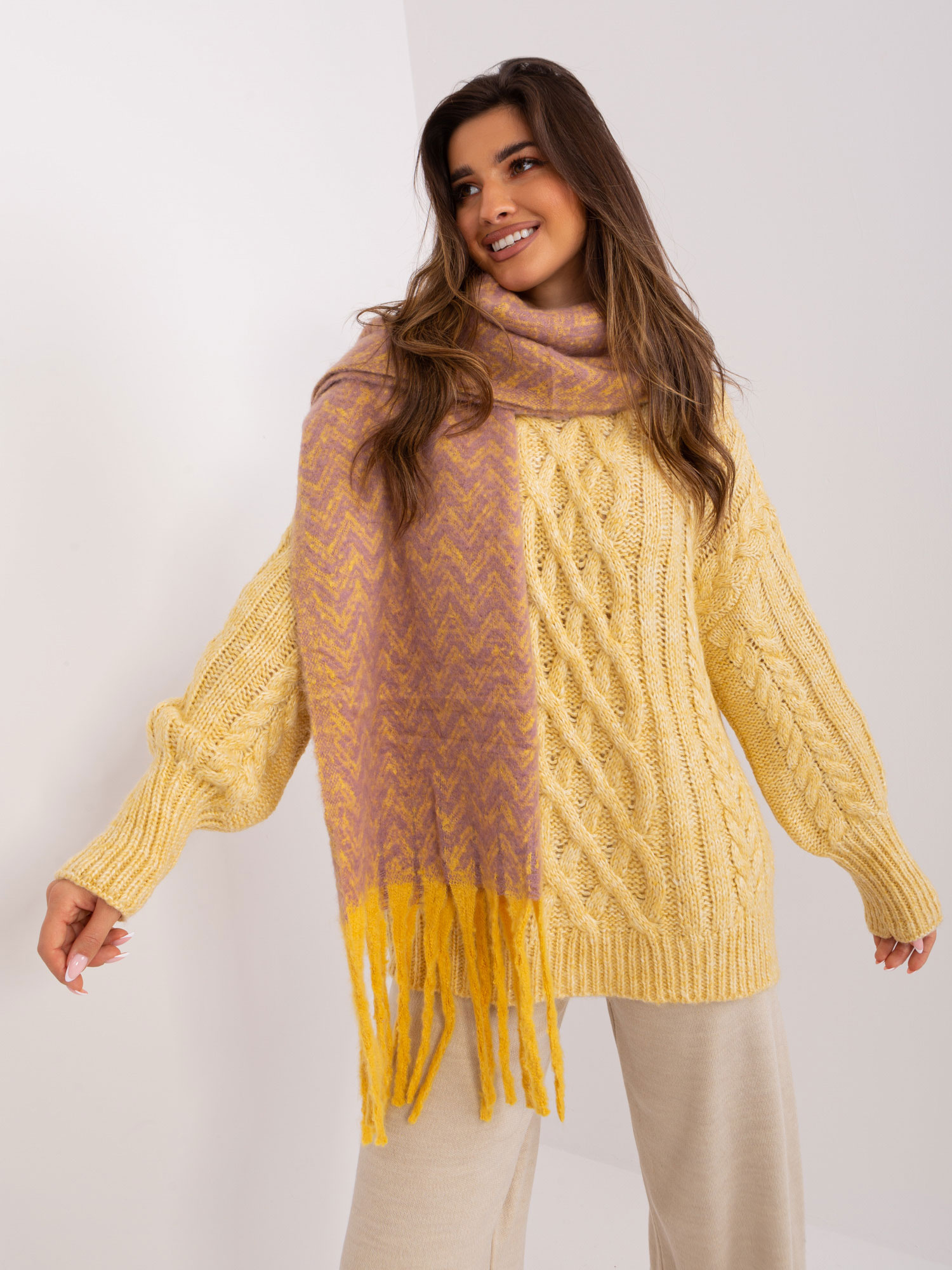 Ružovo-žltý vzorovaný šál so strapcami AT-SZ-23125.75-ciemny różowy Veľkosť: ONE SIZE