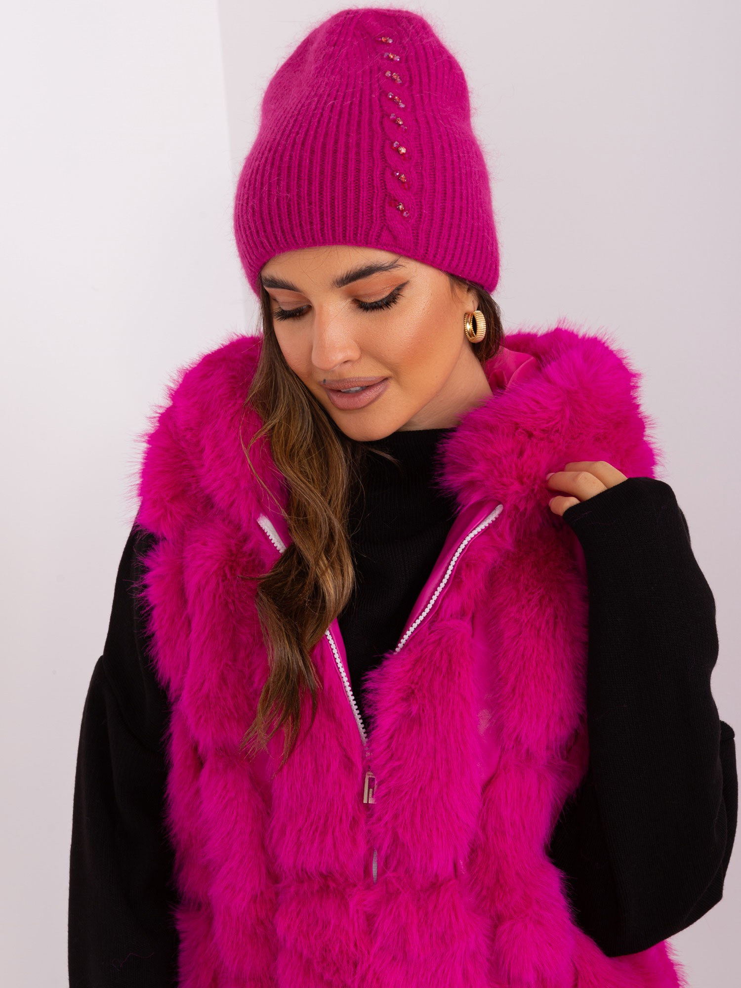Fuchsiová zimná čiapka s aplikáciou AT-CZ-2328.75-fuchsia Veľkosť: ONE SIZE