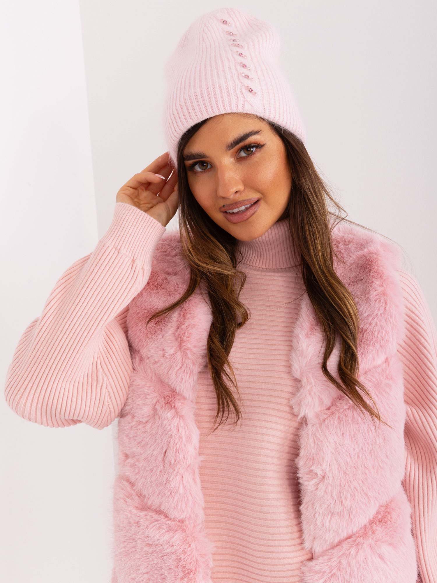 Svetloružová zimná čiapka s aplikáciou AT-CZ-2328.38P-light pink Veľkosť: ONE SIZE