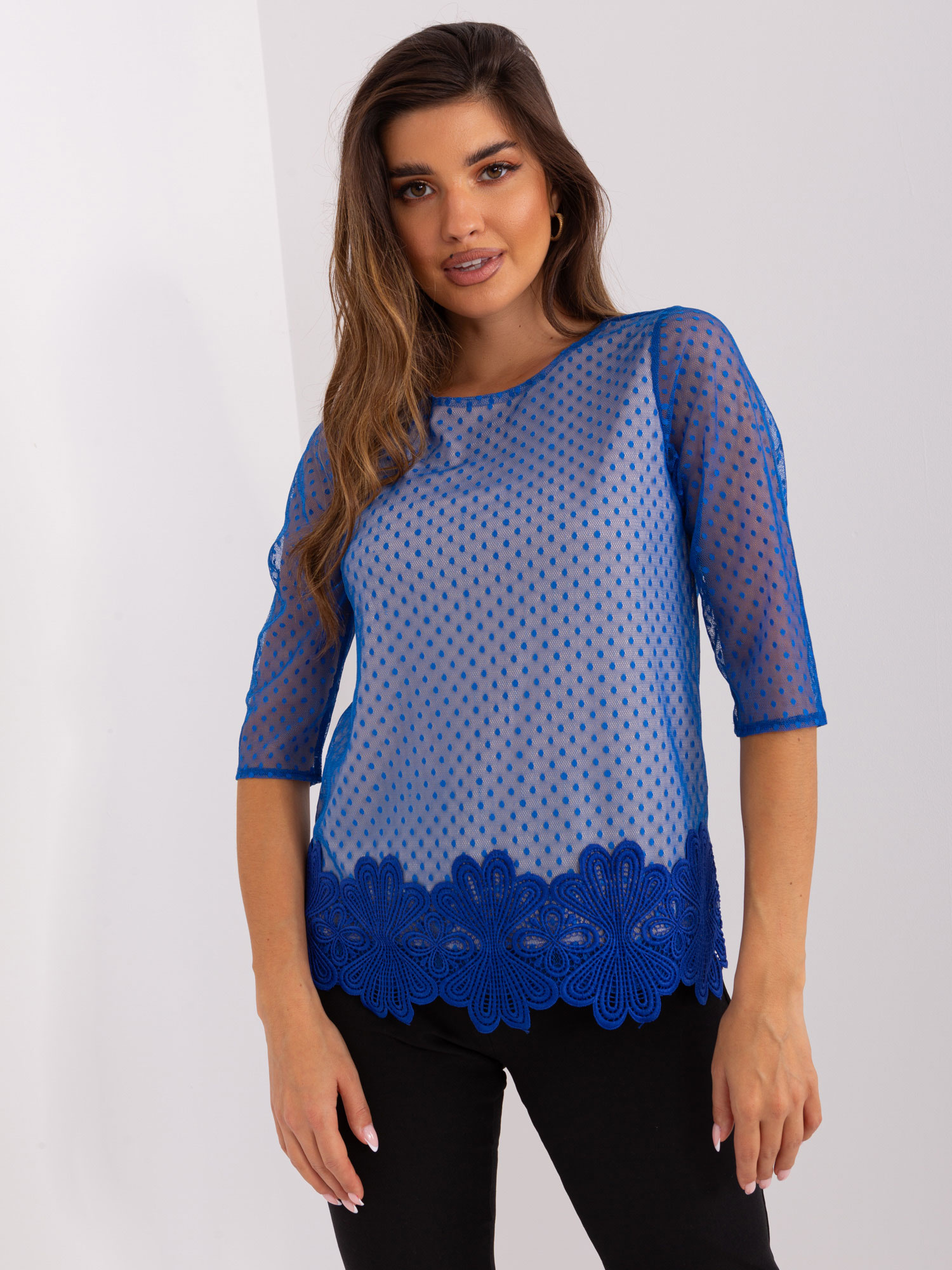 Modrá spoločenská blúzka s priesvitným 3/4 rukávom -LK-BZ-506729.63P-blue Veľkosť: 42