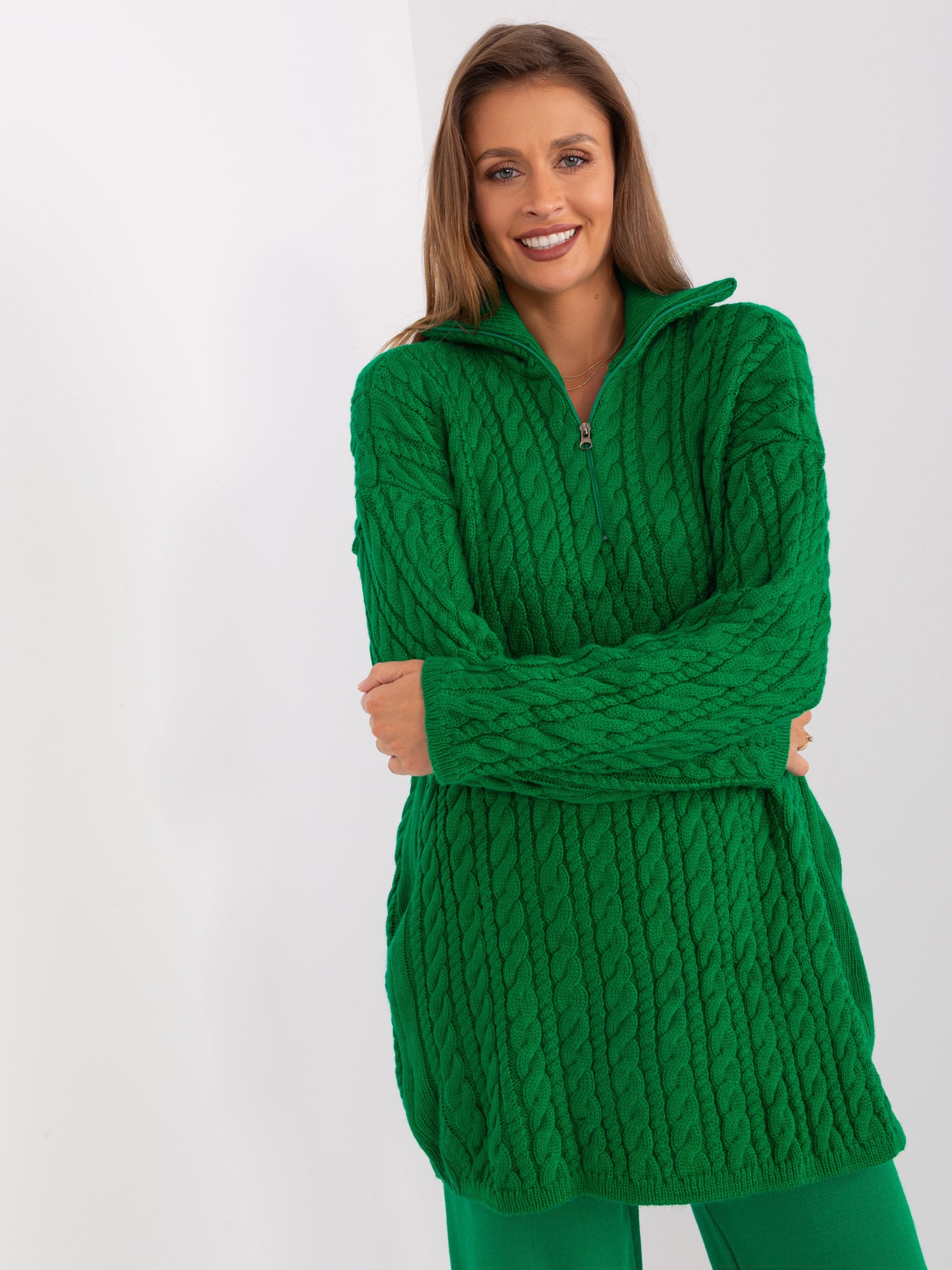 Zelený dlhší oversize rolák s vrkočovým vzorom a zipsom BA-SW-0282.13P-green Veľkosť: ONE SIZE