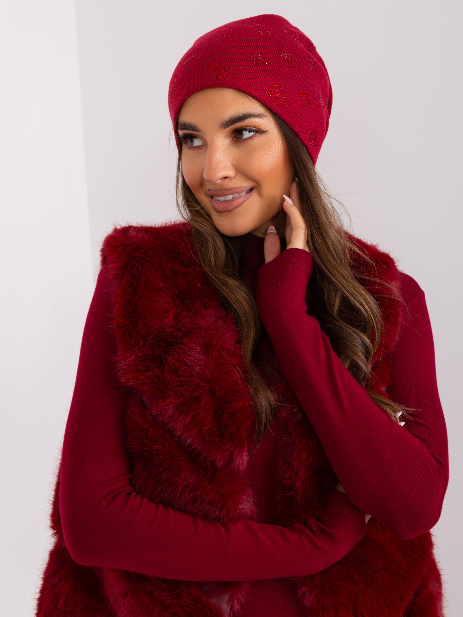 Vínová čiapka s kamienkami AT-CZ-2325.96-bordo Veľkosť: ONE SIZE