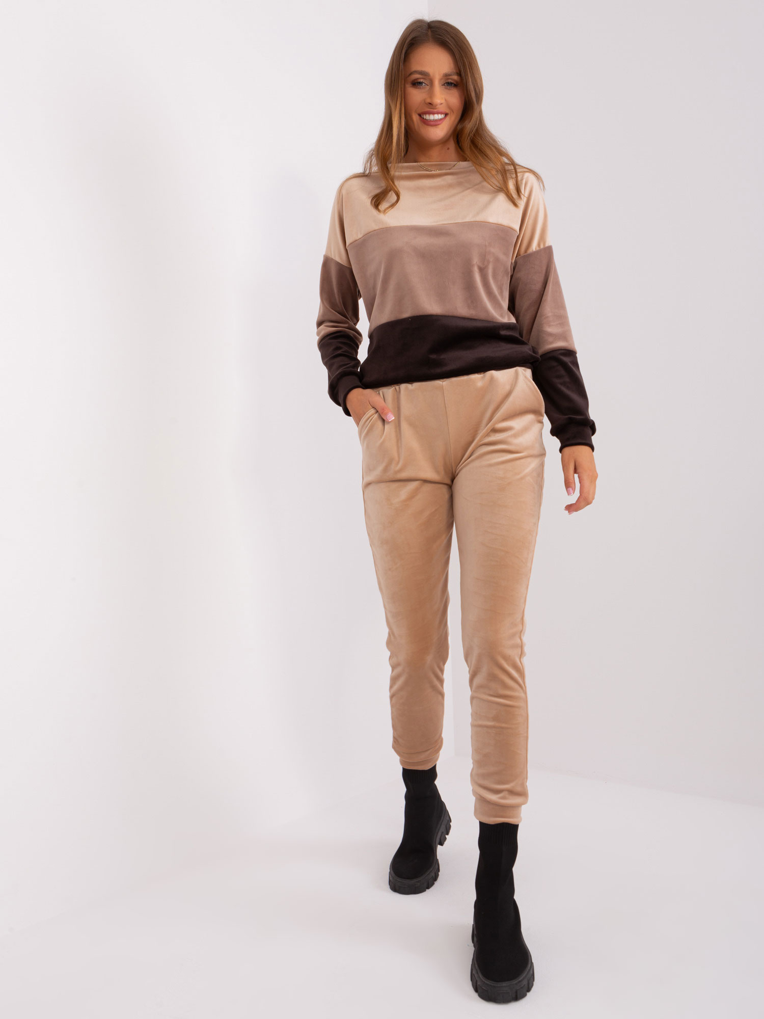 Béžovo-hnedá velúrová tepláková súprava -WN-KMPL-8214.31-beige Veľkosť: M
