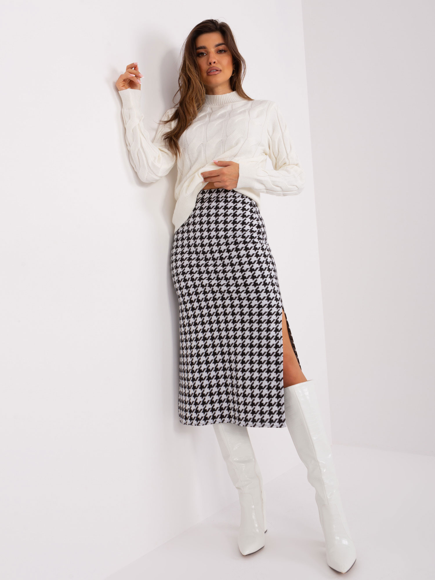 Čierno-biela midi sukňa s kohútim vzorom LK-SD-509400-1.09P-white-black Veľkosť: S