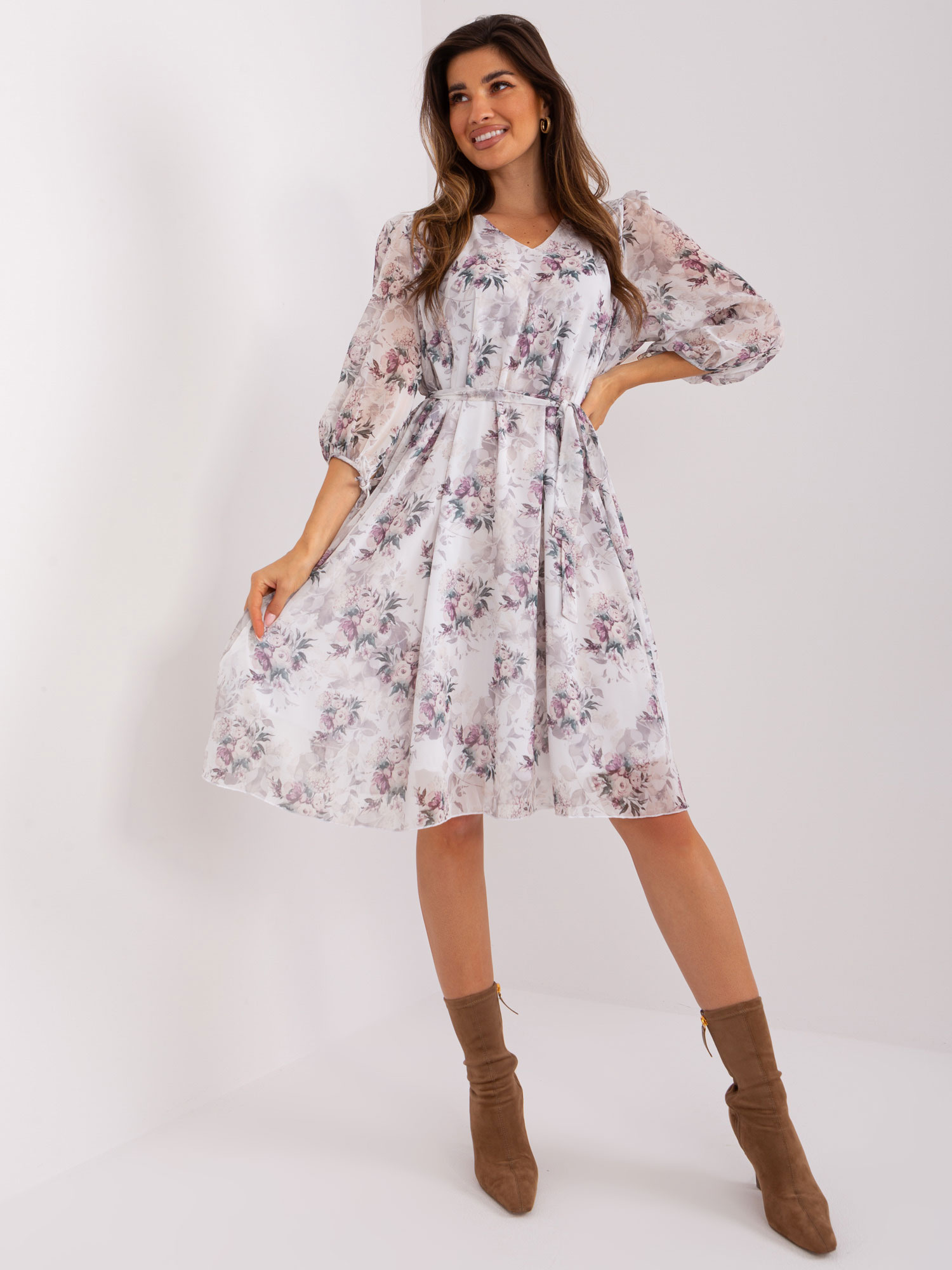 Biele kvetinové šaty s pásikom -LK-SK-509388.88-white Veľkosť: L/XL