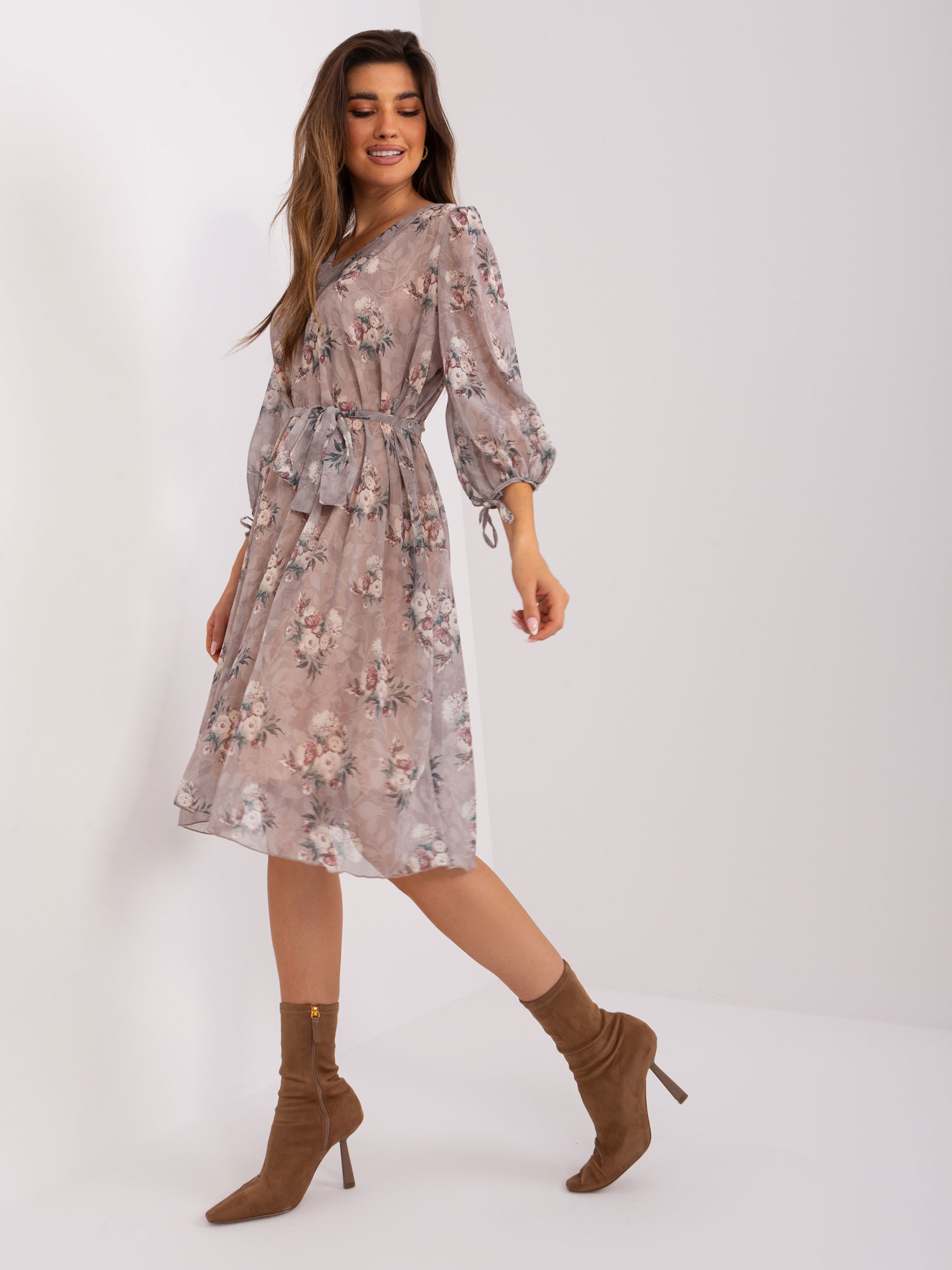 Béžové kvetinové šaty s pásikom -LK-SK-509388.88-dark beige Veľkosť: S/M