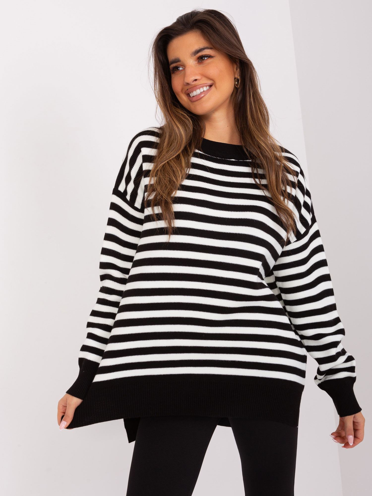 Čierno-biely pruhovaný voľný sveter TO-SW-006.07-black Veľkosť: ONE SIZE