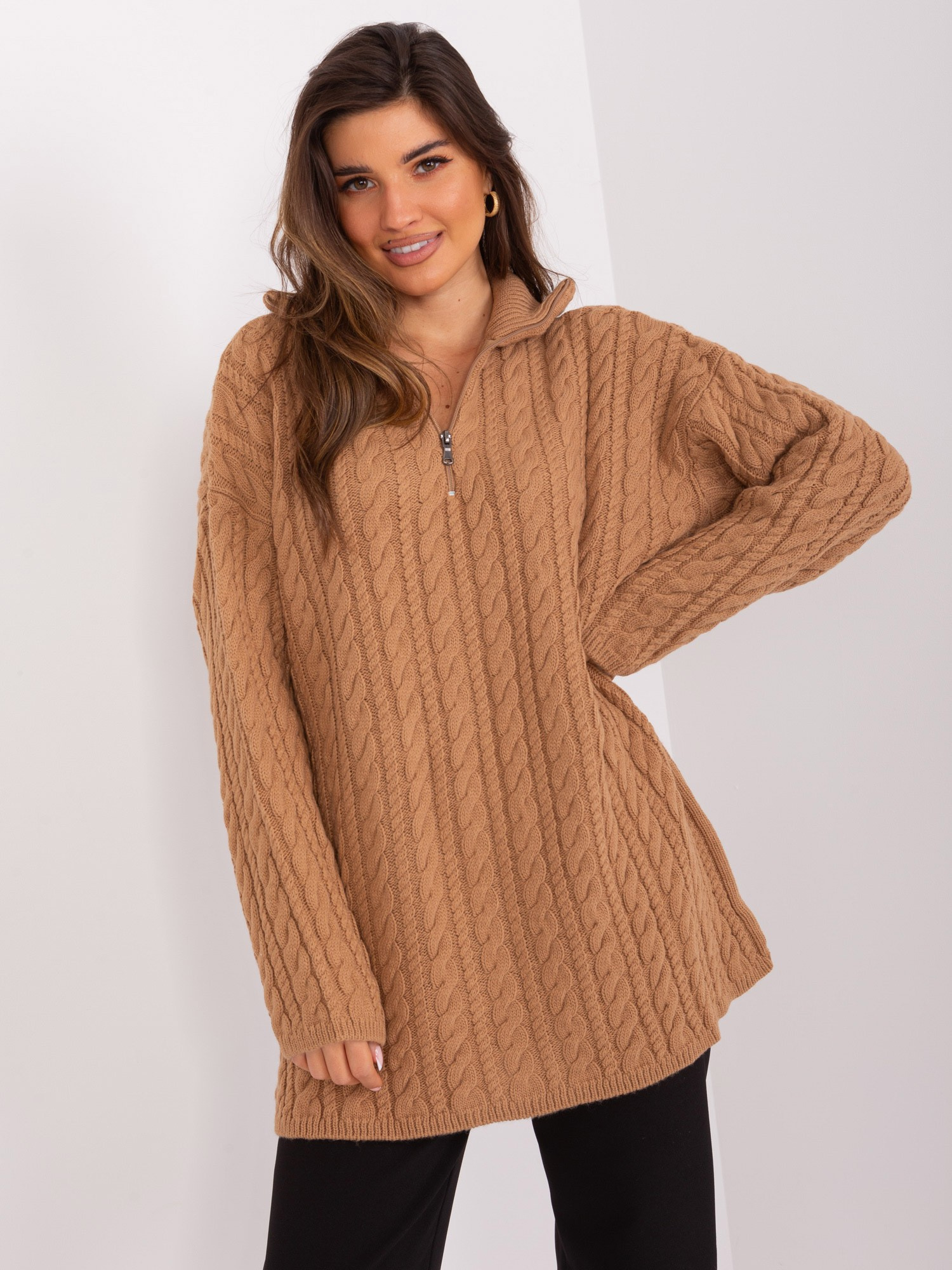 Hnedý oversize rolák s vrkočovým vzorom a zipsom BA-SW-0282.13P-camel Veľkosť: ONE SIZE