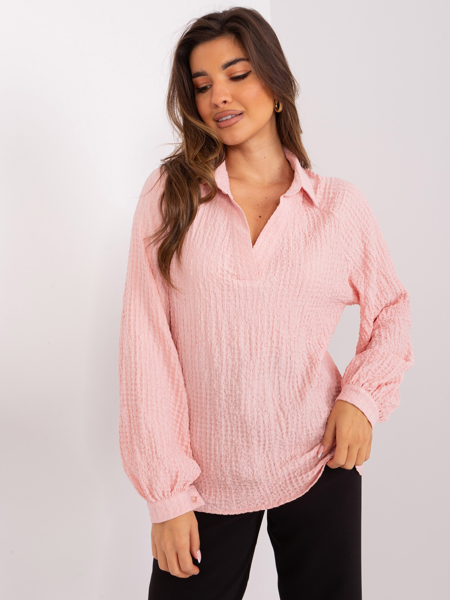 Svetloružová košeľová blúzka s výstrihom -LK-KS-509347.76-light pink Veľkosť: L