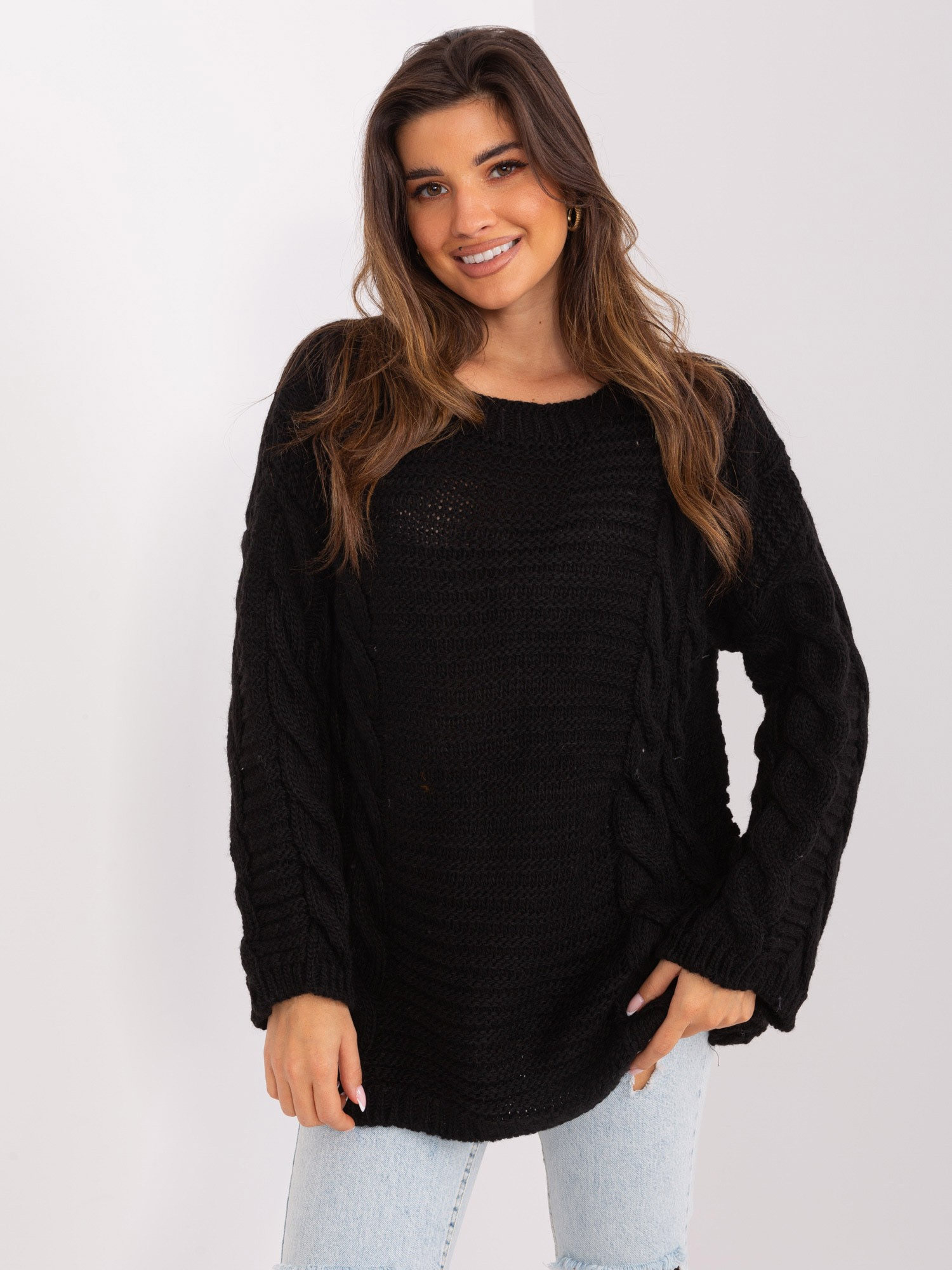 Čierny dlhší sveter s vrkočovým vzorom BA-SW-8047.92P-black Veľkosť: ONE SIZE