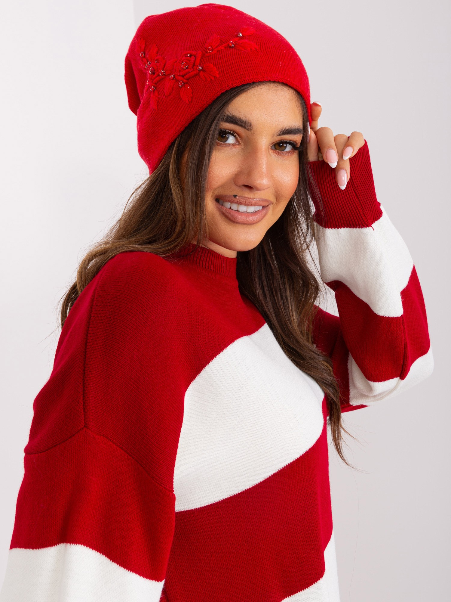 Červená čiapka s kvetinovou aplikáciou -AT-SK-2329.76-red Veľkosť: ONE SIZE
