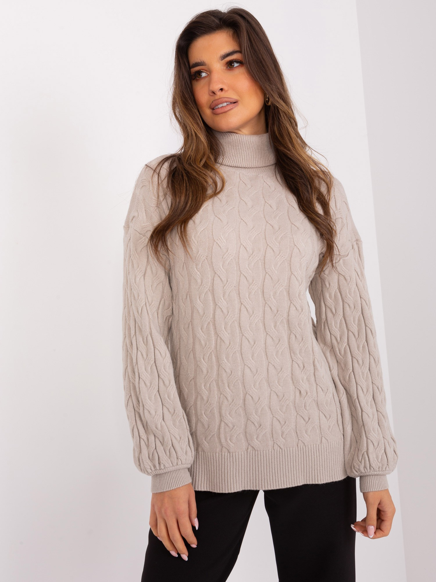Béžový rolák s vrkôčikovým vzorom AT-SW-2348.07-beige Veľkosť: ONE SIZE