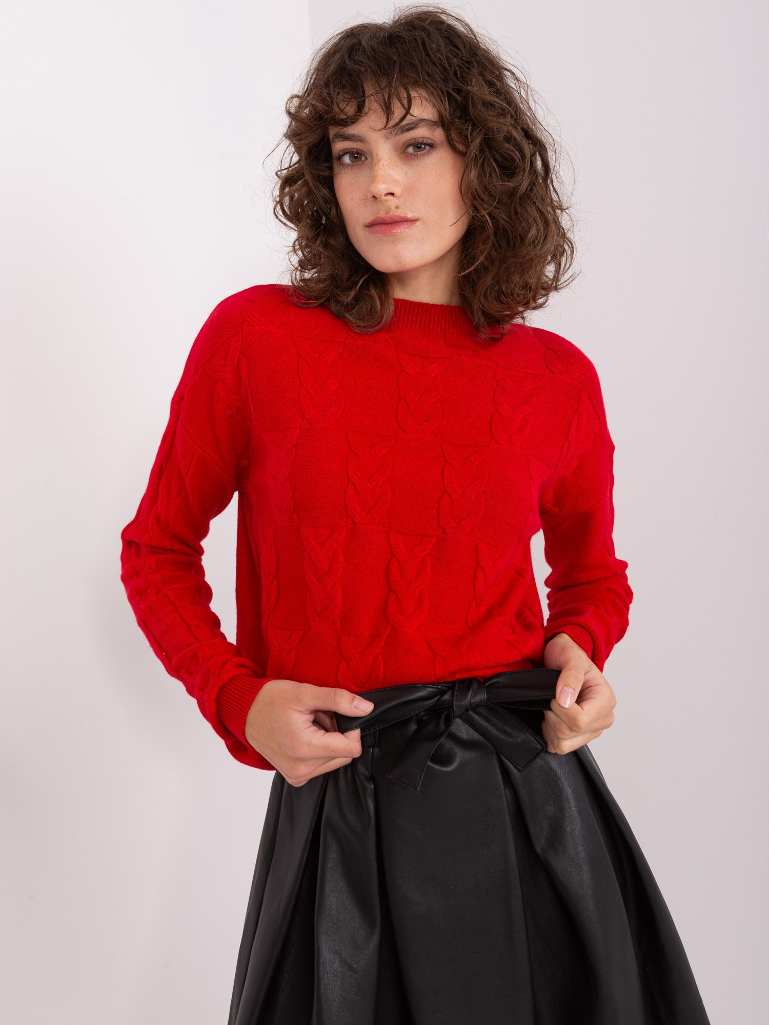 Červený vrkôčikový sveter AT-SW-2340.22-red Veľkosť: ONE SIZE