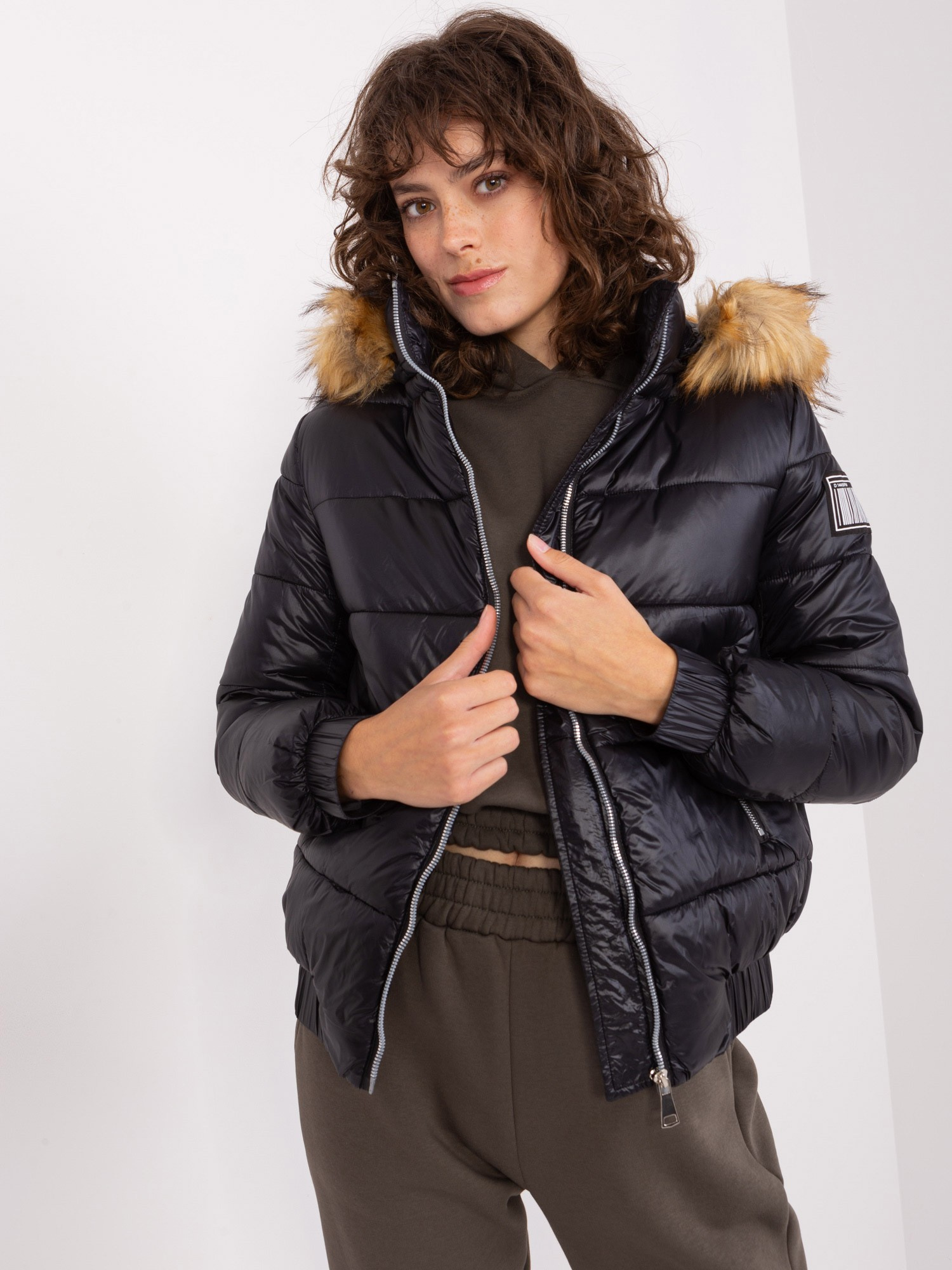 Čierna prešívaná kratšia zimná bunda s nášivkou NM-KR-TR8177.99P-black Veľkosť: M