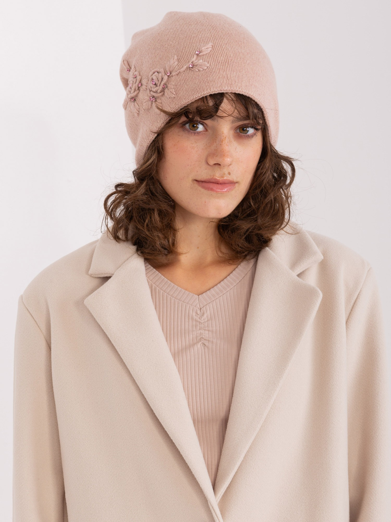 Svetloružová čiapka s kvetinovou aplikáciou AT-CZ-2329.79-light pink Veľkosť: ONE SIZE