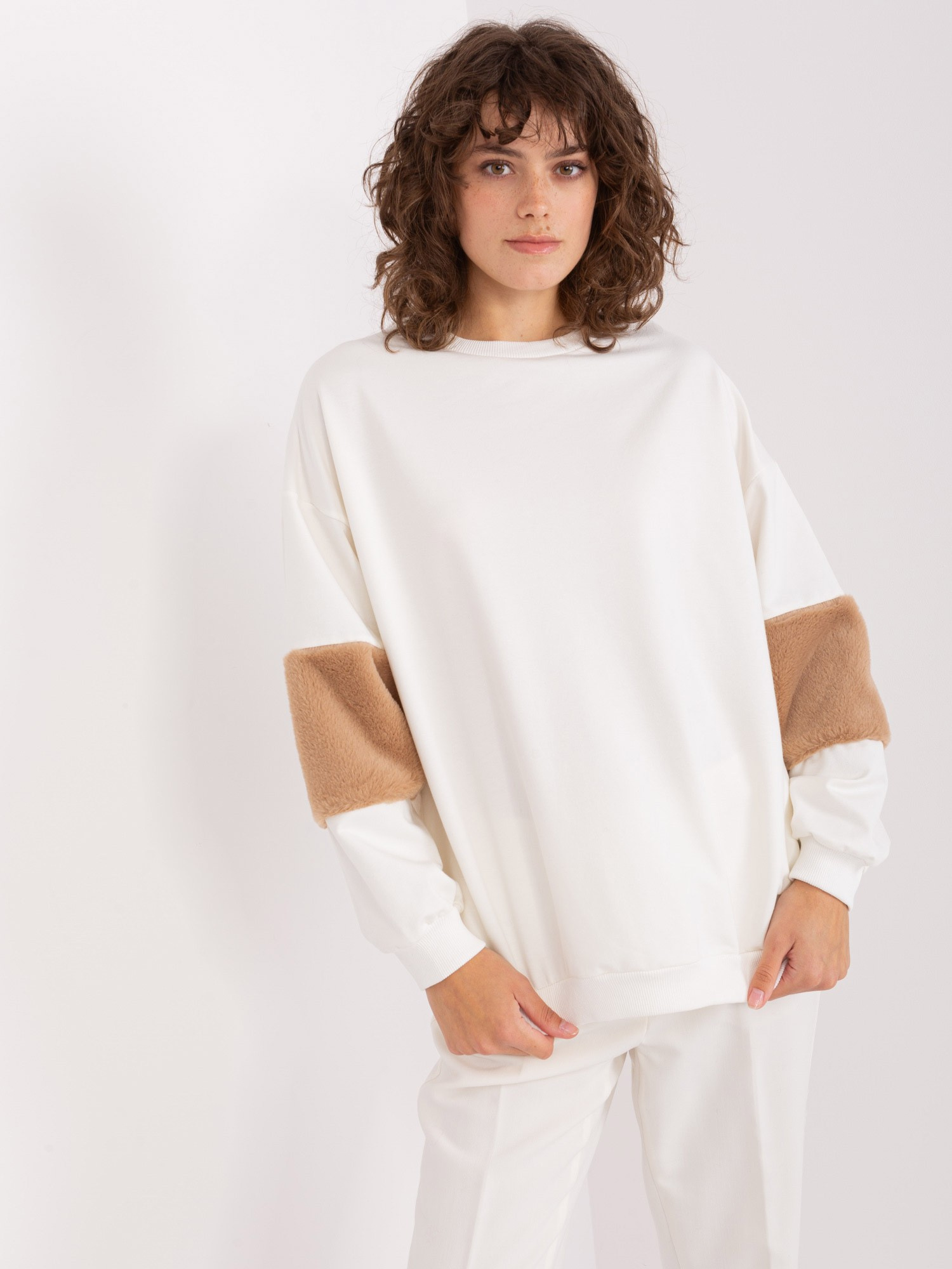 Smotanová mikina s chlpatou aplikáciou na rukávoch FA-BL-8903.26-ecru Veľkosť: ONE SIZE