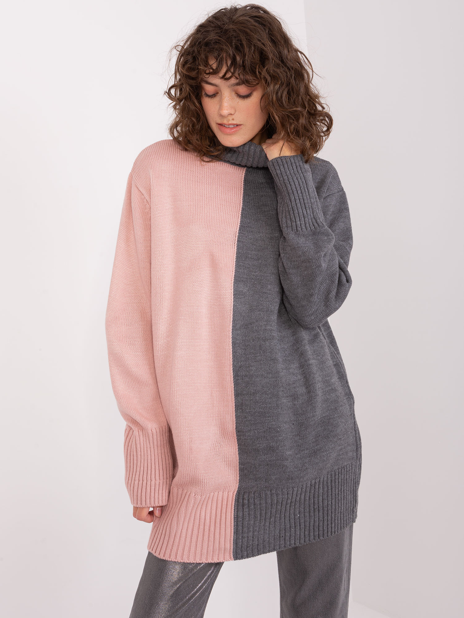 Sivo-ružový dlhší sveter BA-SW-0234.65P-grey-pink Veľkosť: ONE SIZE