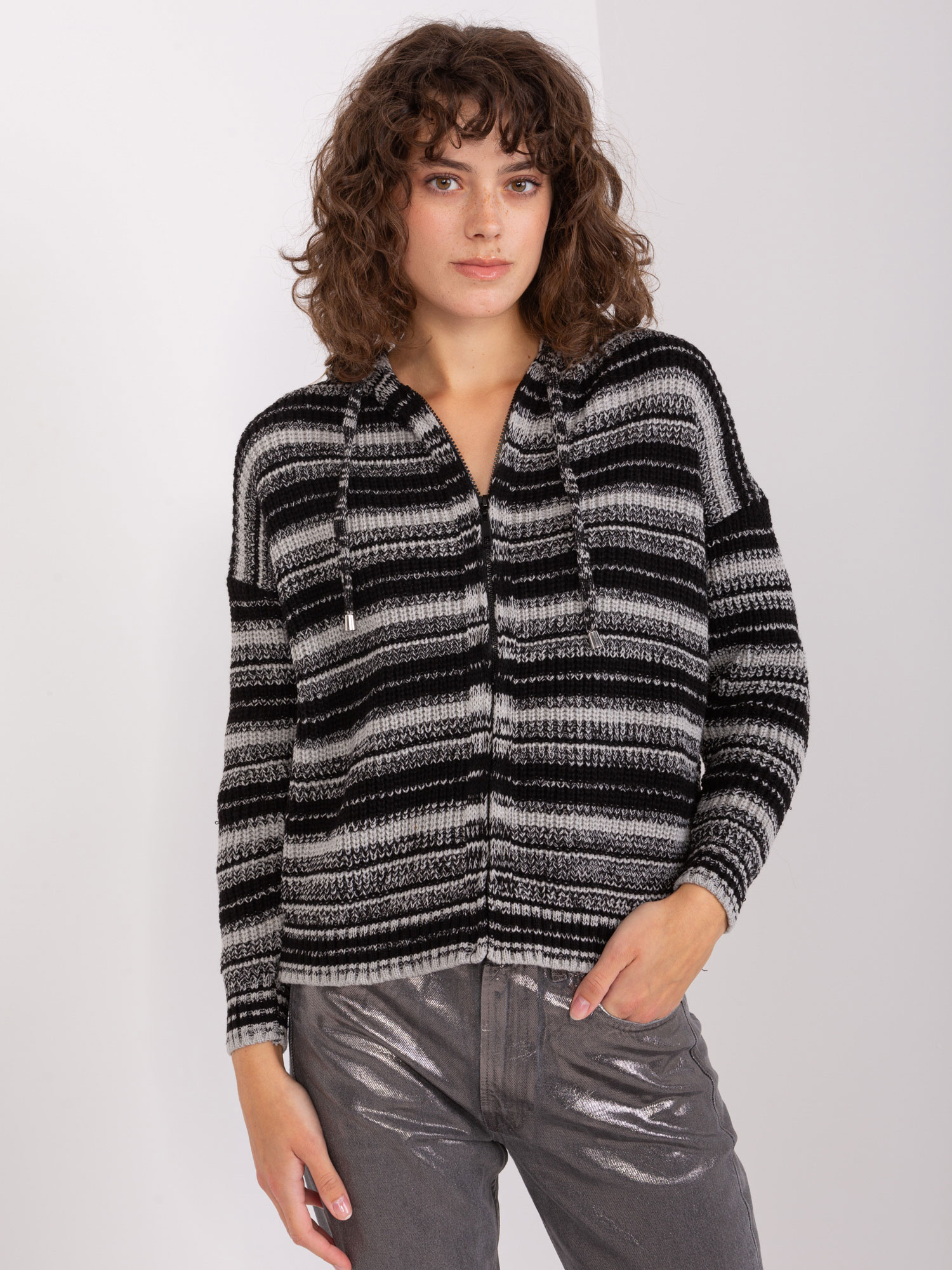 Čierny pruhovaný sveter s kapucňou BA-SW-8000.56P-grey-black Veľkosť: ONE SIZE