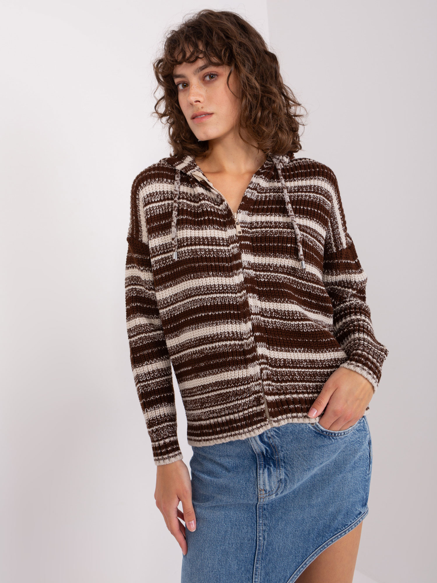 Hnedý pruhovaný sveter s kapucňou BA-SW-8000.51P-brown Veľkosť: ONE SIZE