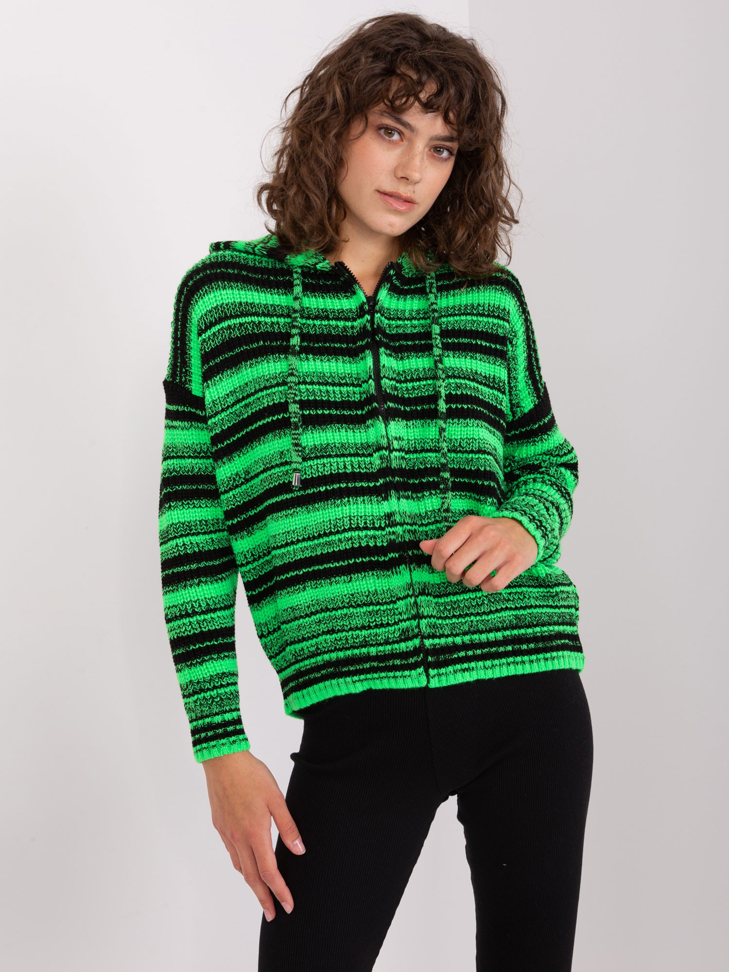 Čierno-zelený pruhovaný sveter s kapucňou -BA-SW-8000.51P-black-green Veľkosť: ONE SIZE