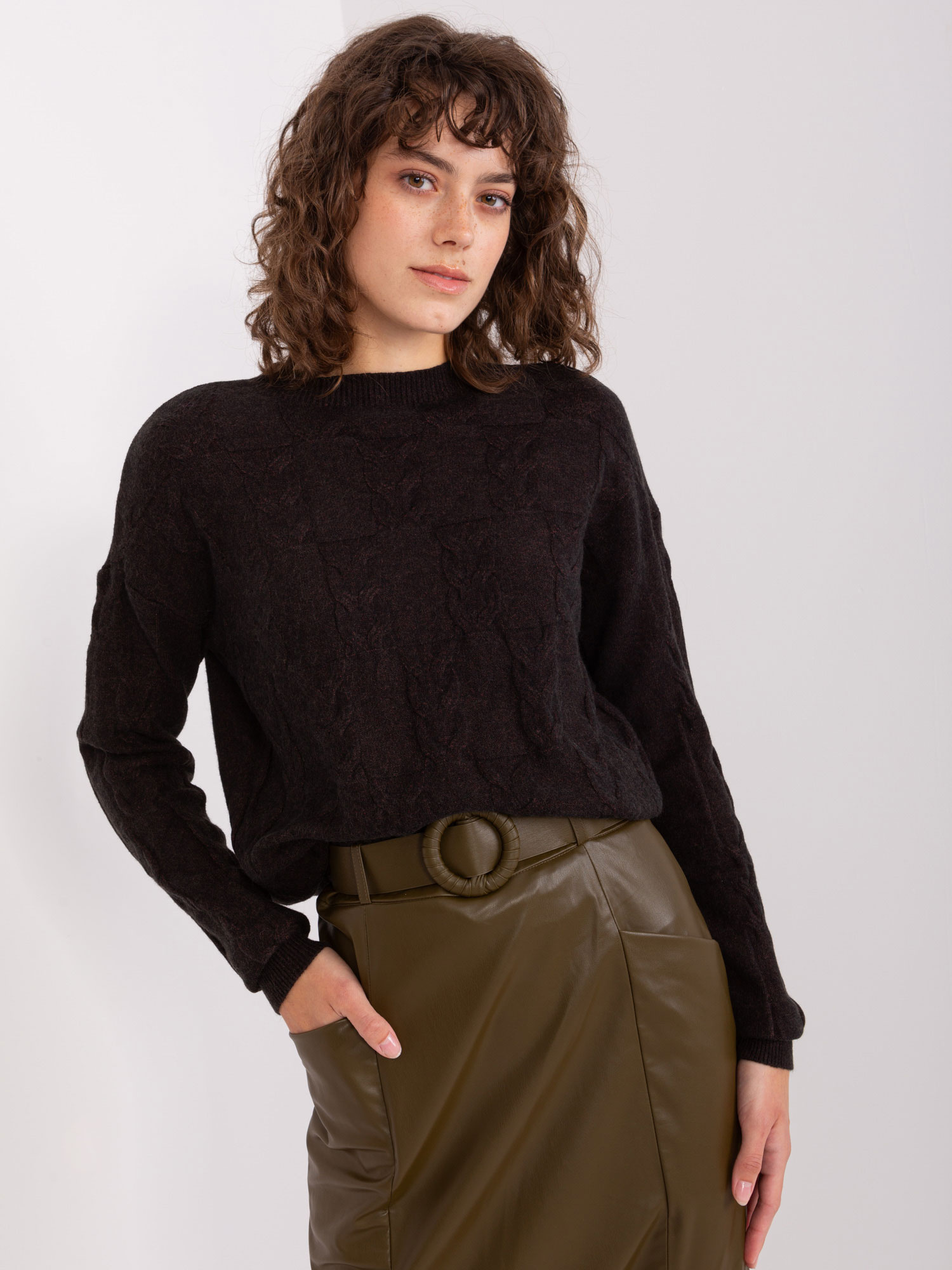 Čierny vrkôčikový sveter AT-SW-2340.22-black Veľkosť: ONE SIZE