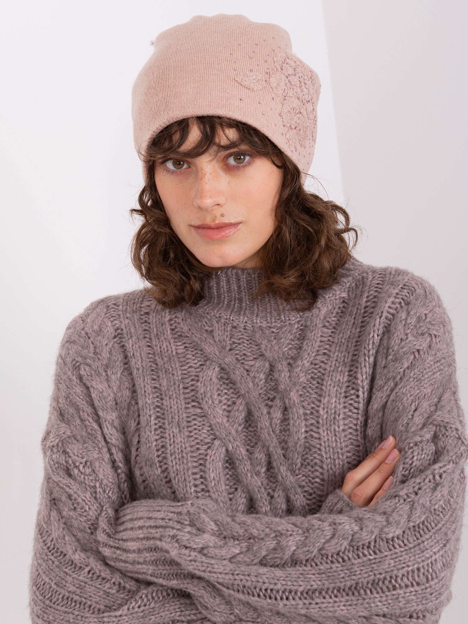 Svetloružová čiapka s kamienkovou aplikáciou AT-CZ-23250.01P-light pink Veľkosť: ONE SIZE