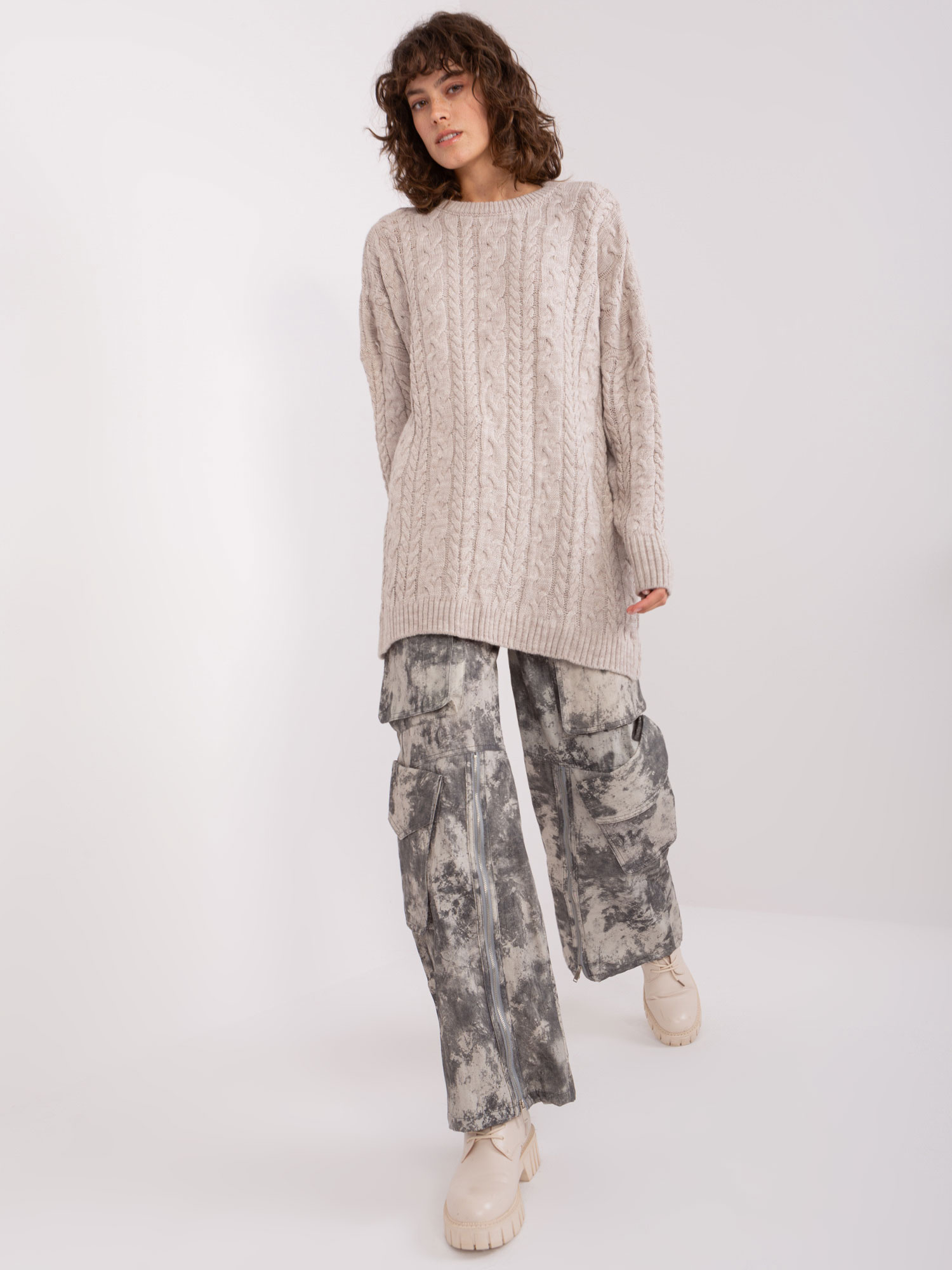 Béžový voľný sveter s vrkočovým vzorom BA-SW-8010-1.37X-beige Veľkosť: ONE SIZE