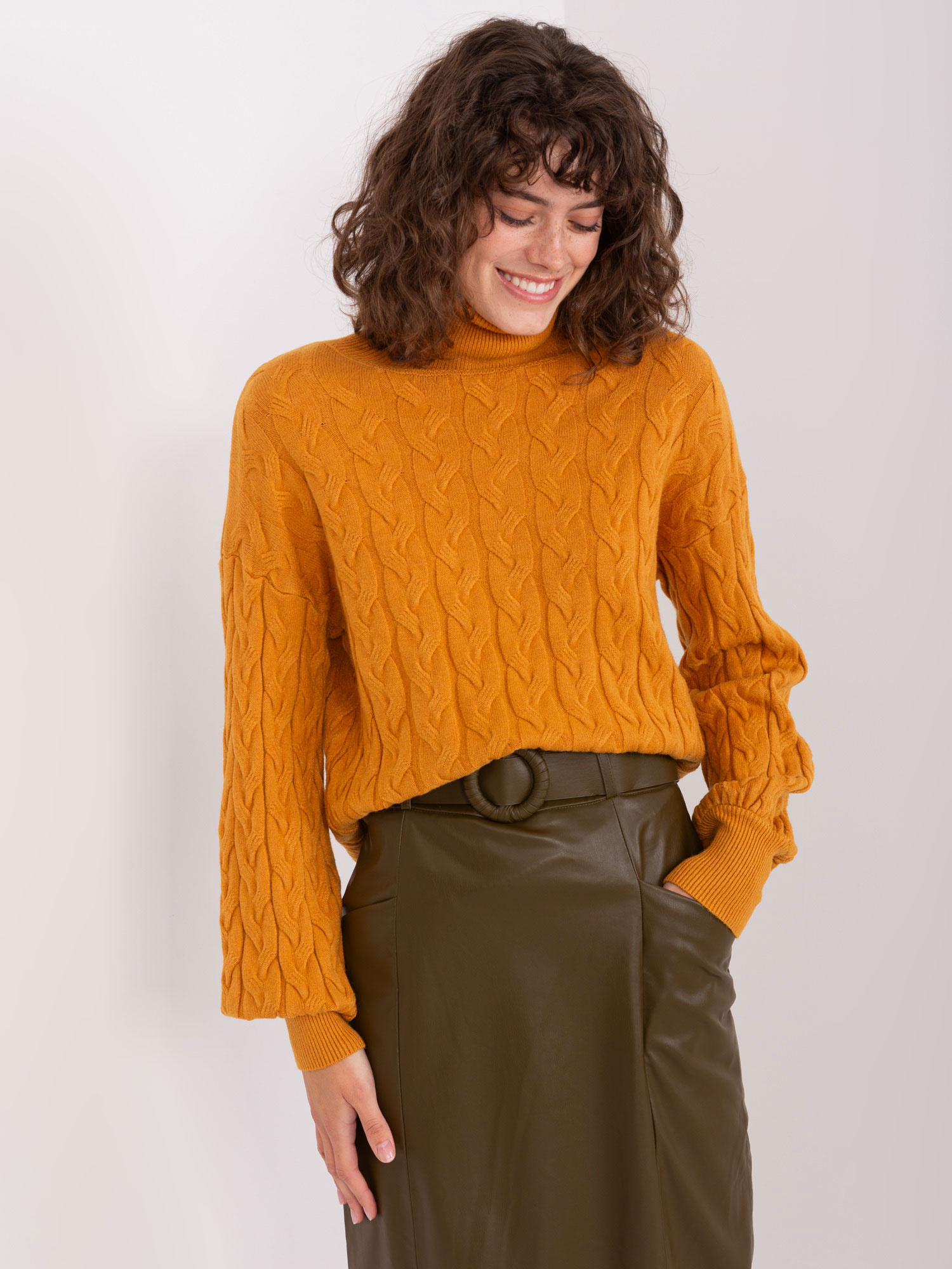 Horčicový rolák s vrkočovým vzorom AT-SW-2348.93-dark yellow Veľkosť: ONE SIZE