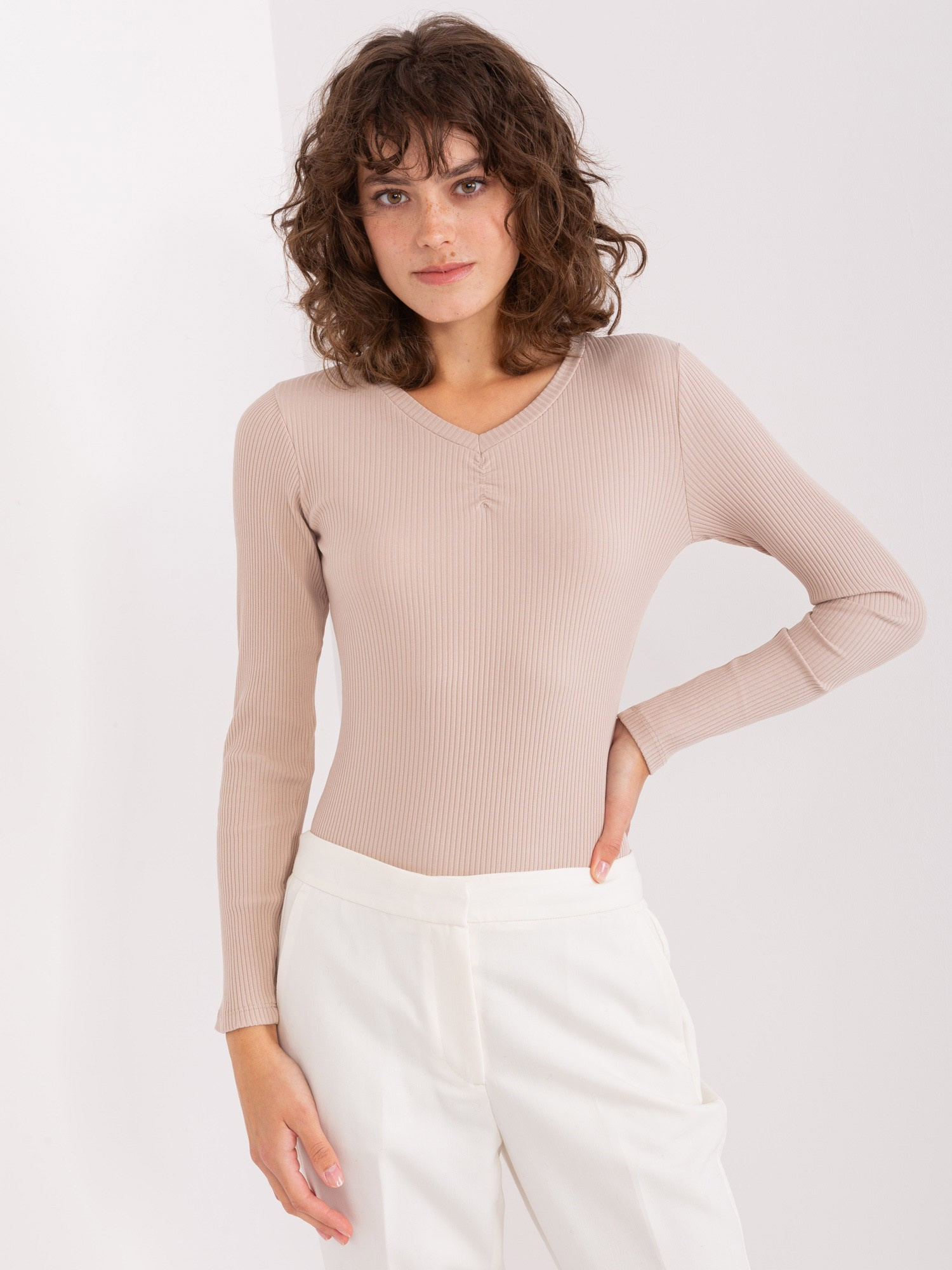 Béžové rebrované tričko s výstrihom RV-BZ-9210.73-beige Veľkosť: L/XL