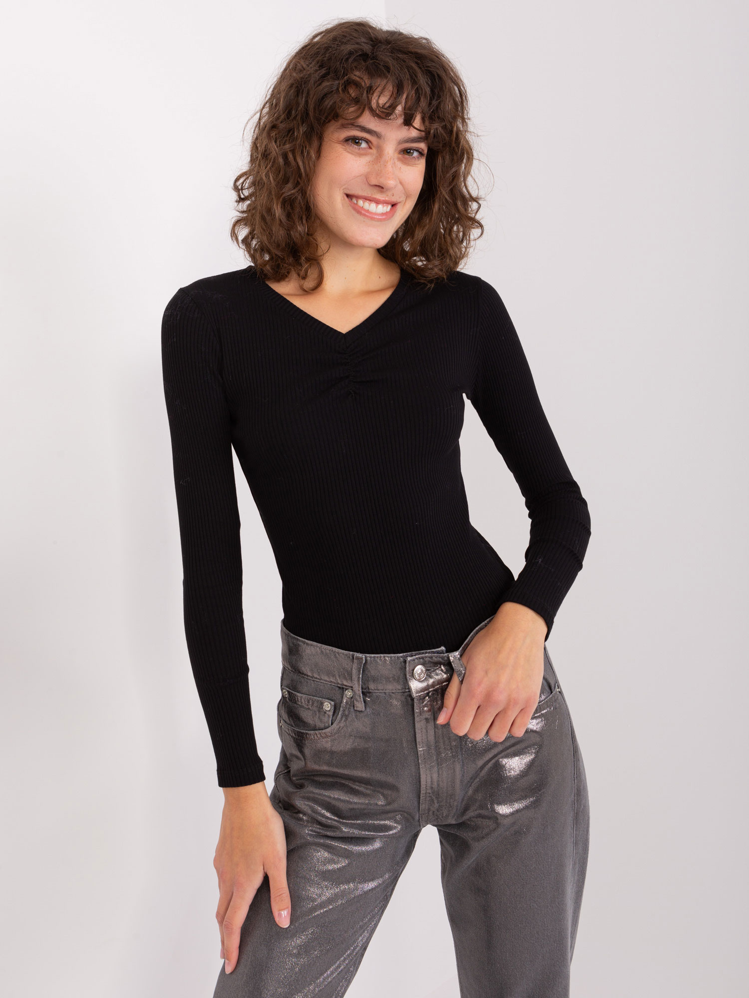 Čierne rebrované tričko s výstrihom RV-BZ-9210.73-black Veľkosť: S/M