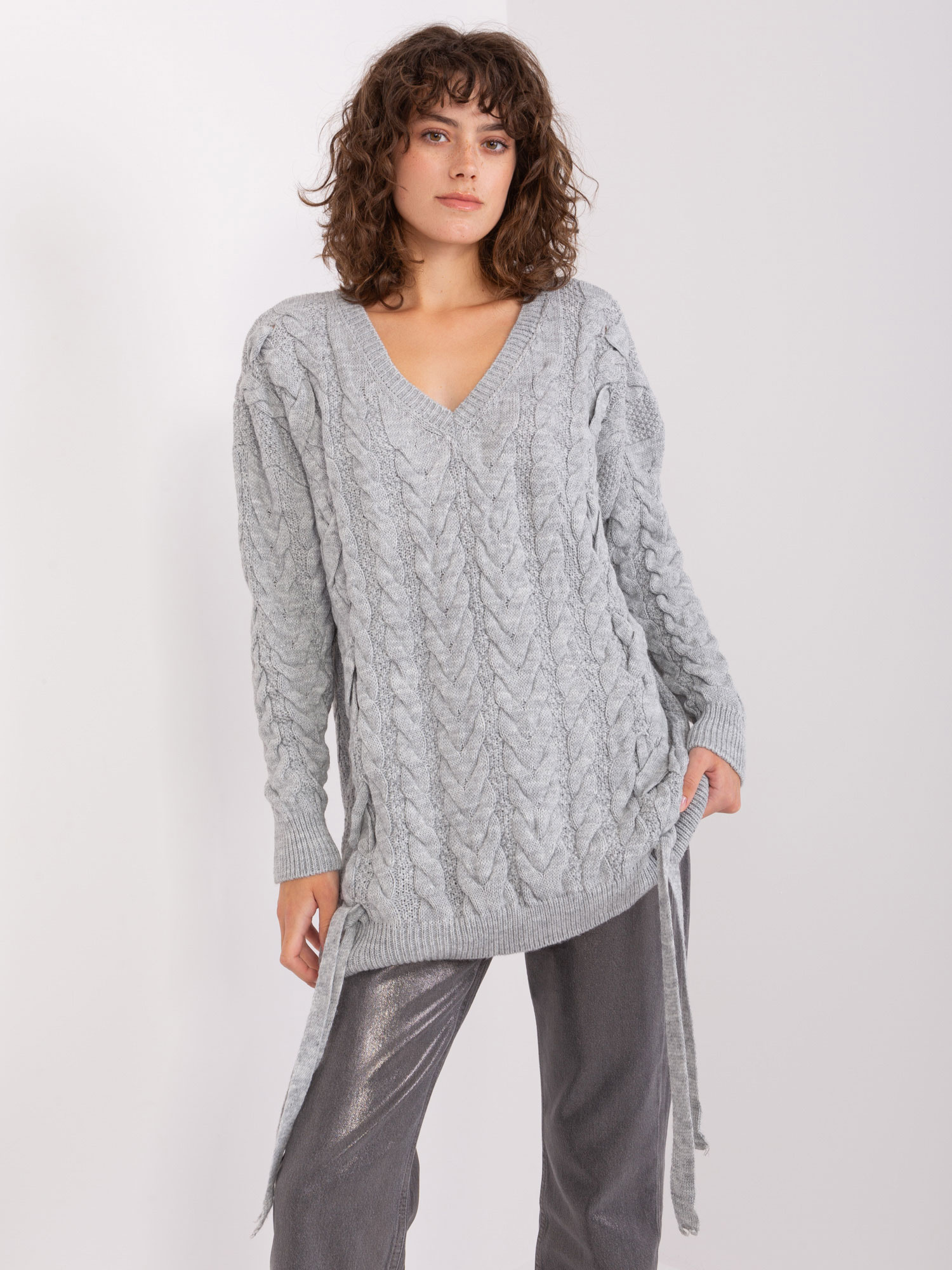 Sivý dlhší sveter s vrkočovým vzorom -BA-SW-8027.85P-grey Veľkosť: ONE SIZE