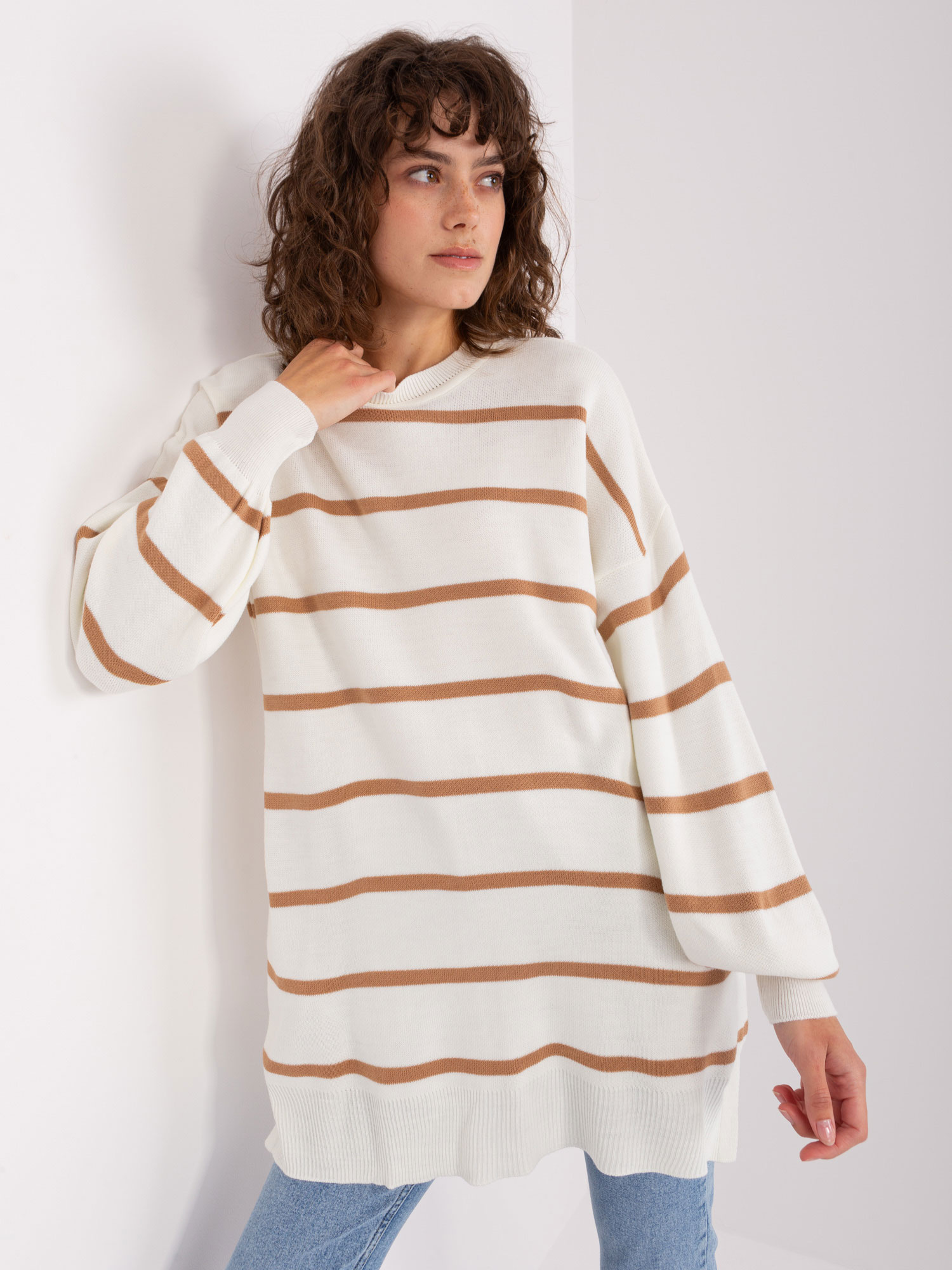 Smotanovo-hnedý pruhovaný dlhší sveter TO-SW-1309.31-brown Veľkosť: ONE SIZE