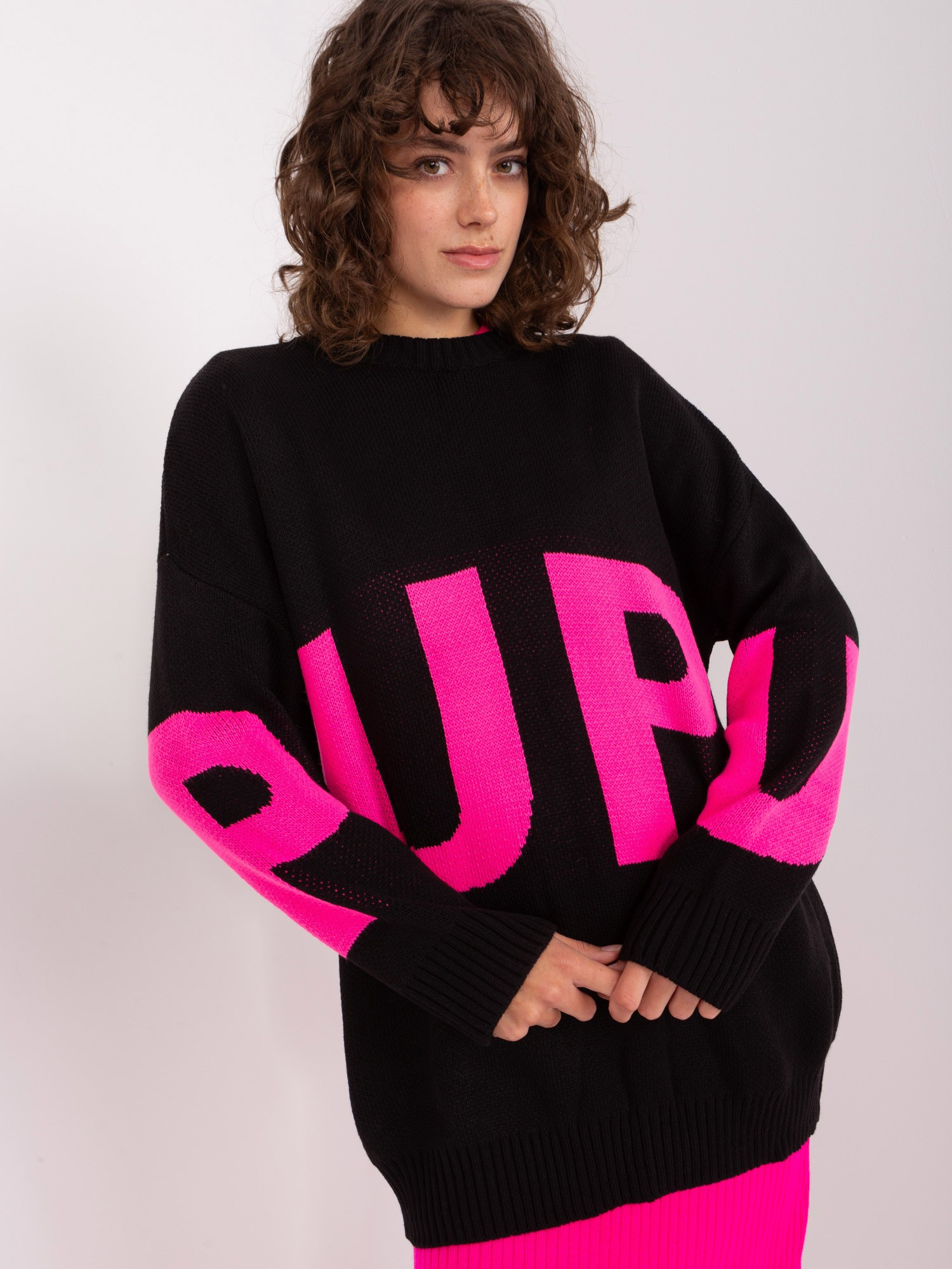 Čierny dlhší oversize sveter s ružovým nápisom -BA-SW-8060.05P-black-pink Veľkosť: ONE SIZE