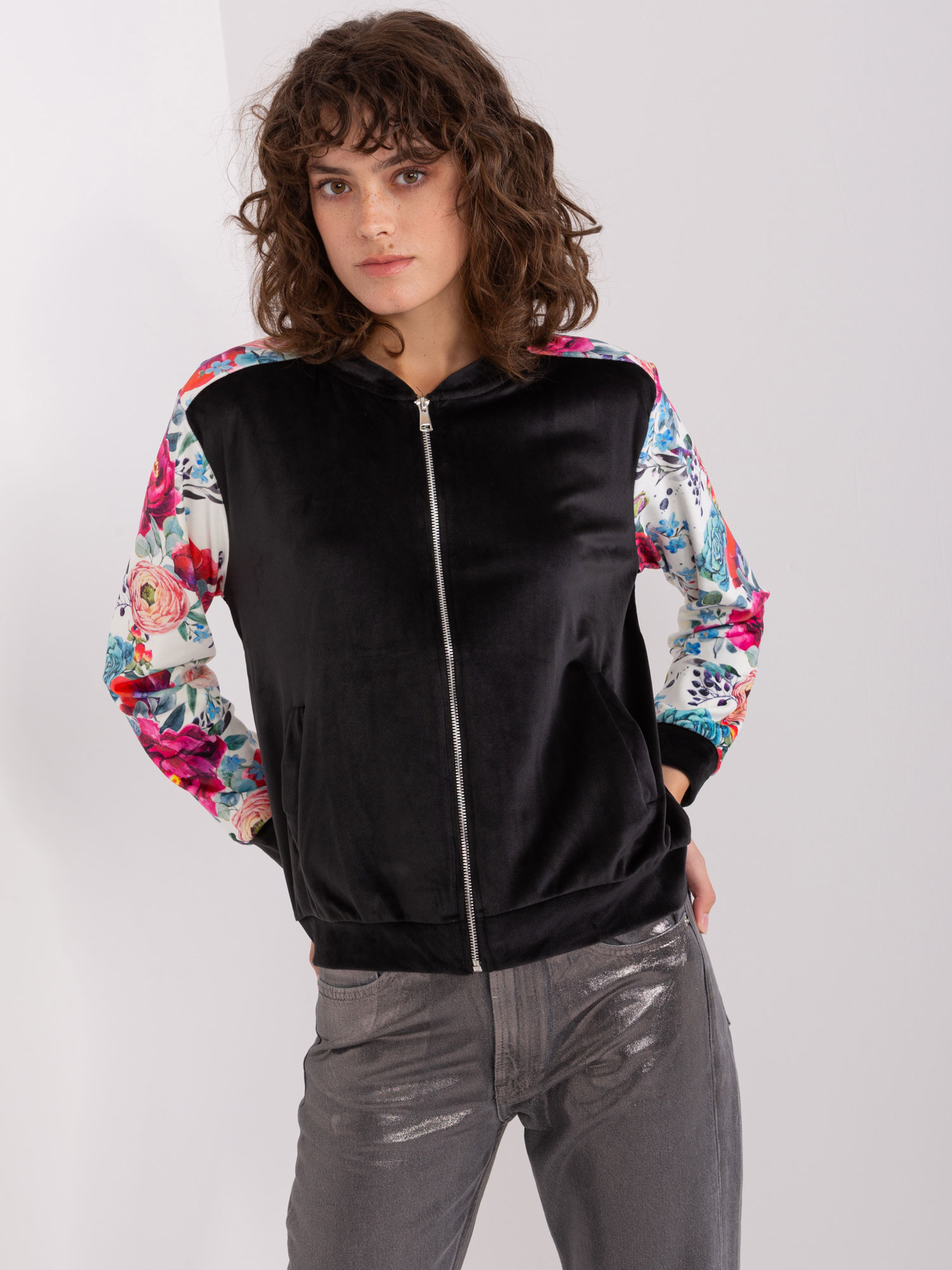 Čierna velúrová mikina s kvetovanými rukávmi RV-BL-8235.38-black Veľkosť: L/XL