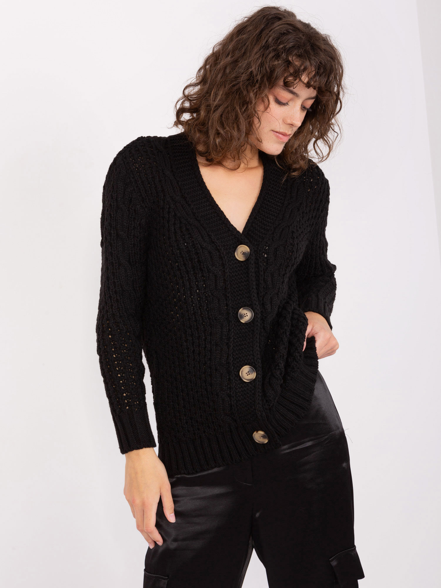 Čierny pletený sveter na gombíky BA-SW-8001-1.16P-black Veľkosť: ONE SIZE